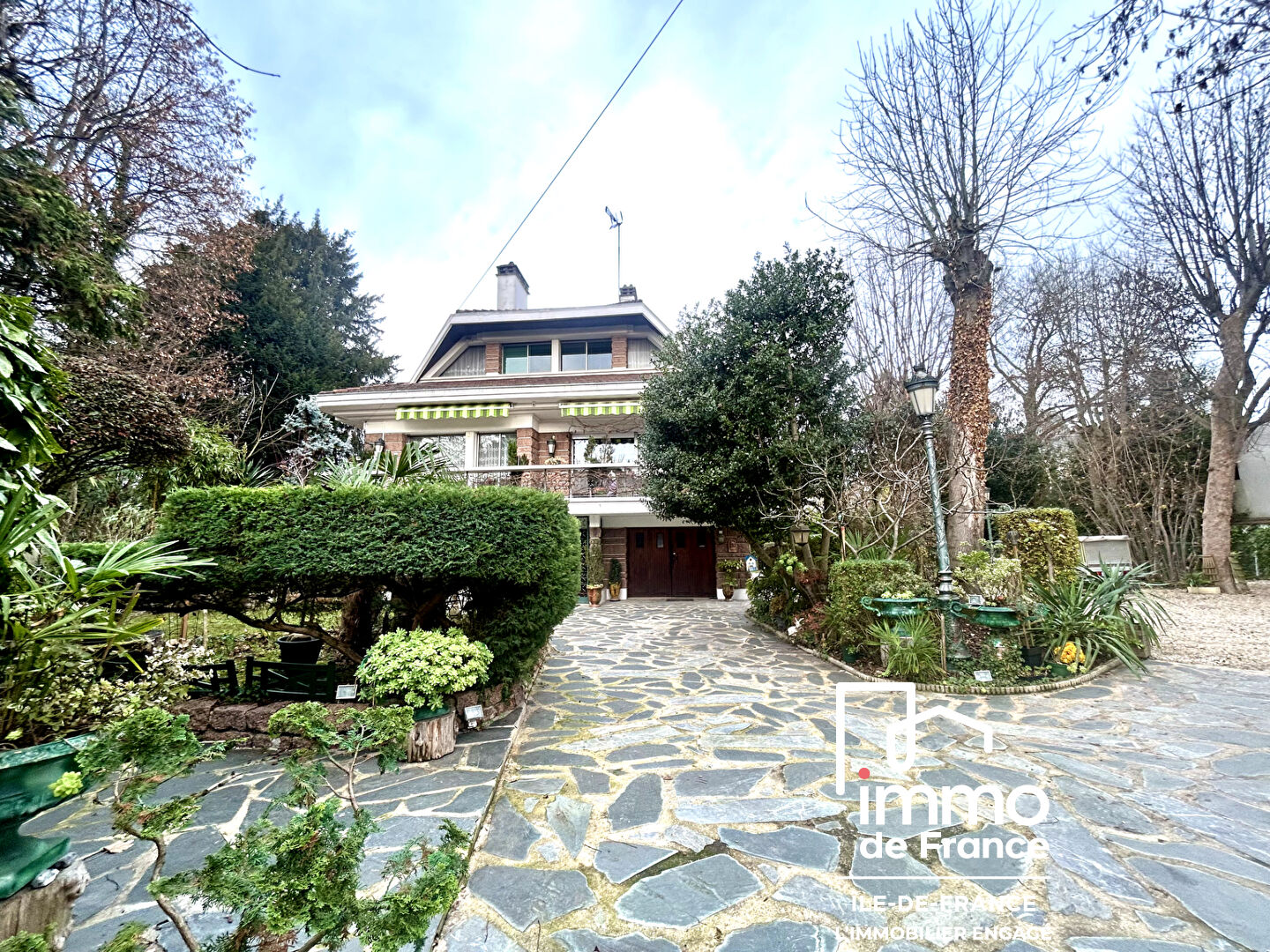 Photo Maison d'architecte d'exception  212 m² habitables Terrain arboré de 1 252 m² ? Chelles image 1/6