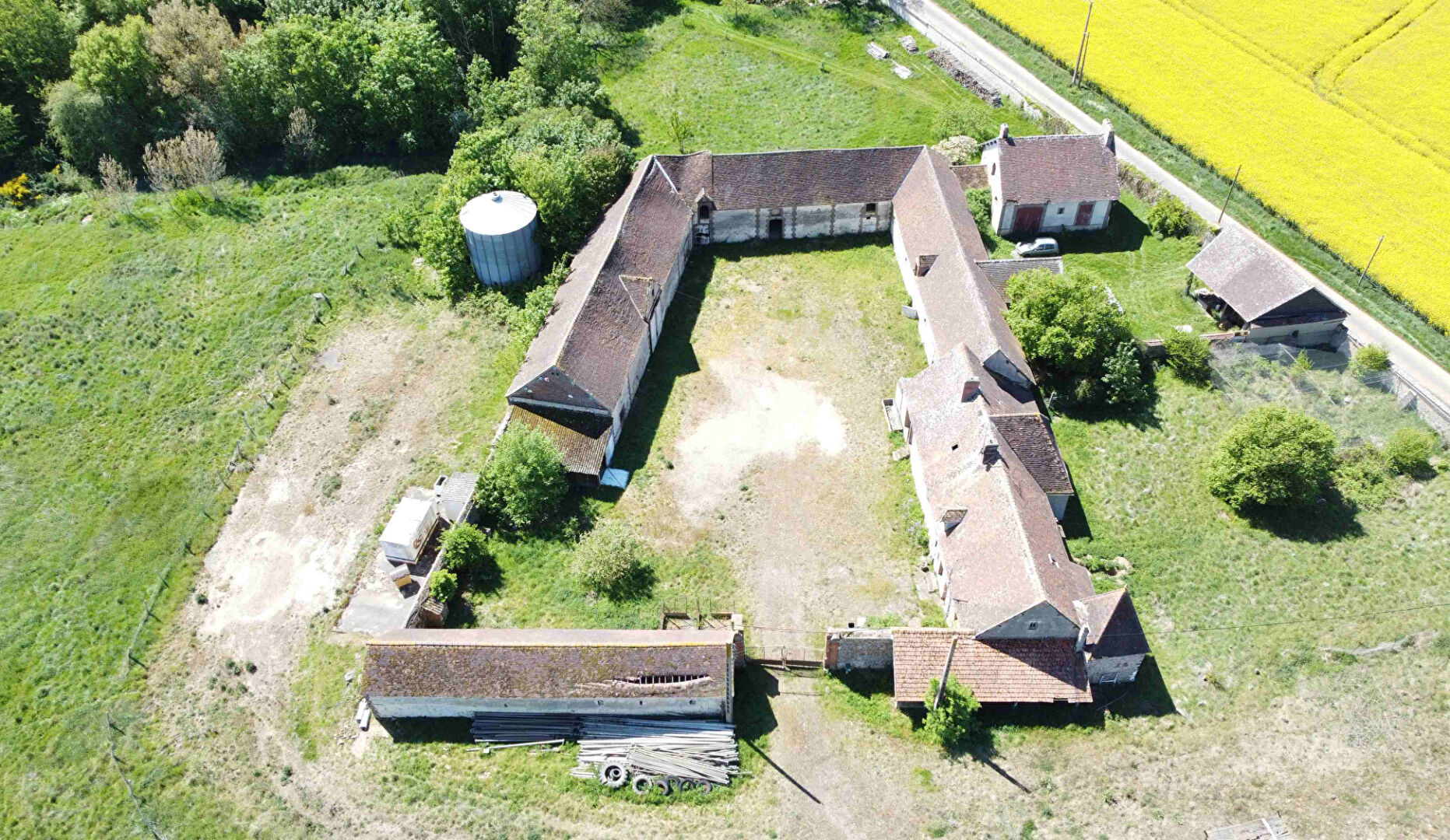 ANCIEN CORPS DE FERME SUR PLUS DE 3.5 HECTARES - SAINT-ANGE-ET-TORCAY