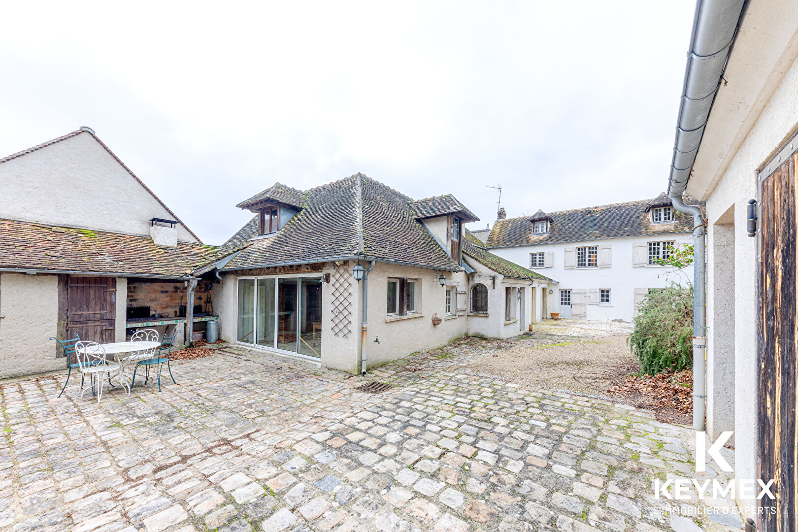 Maison bourgeoise 10 piéces,8 chanbres dont studio indépendant,dépendances sur 1615 M² de terrain plat