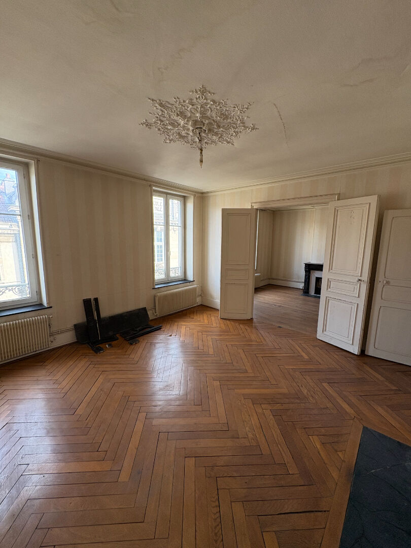 Nancy Place des Vosges, Appartement haussmannien de 103 m² à réinventer, rare à la vente