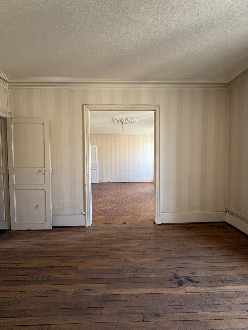 Photo Nancy intramuros à proximité de la place des Vosges, Appartement haussmannien de 103 m² à réinventer, rare à la vente image 3/6