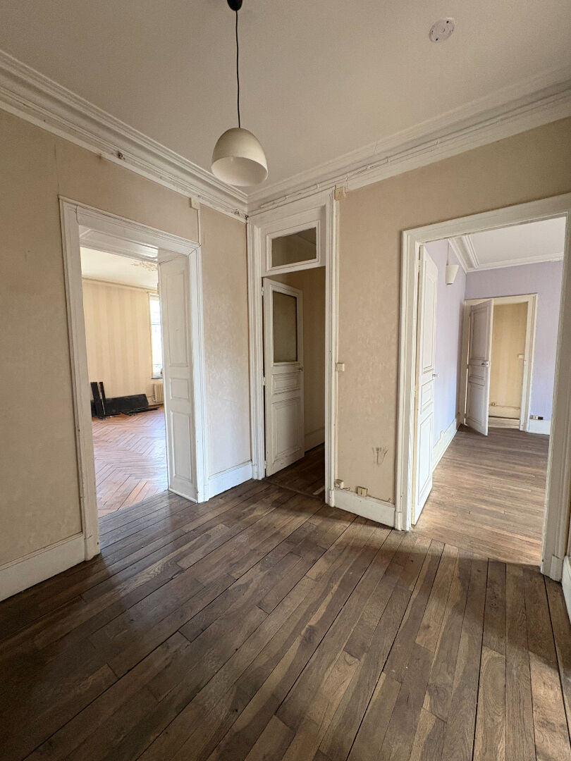 Photo Nancy intramuros à proximité de la place des Vosges, Appartement haussmannien de 103 m² à réinventer, rare à la vente image 4/6