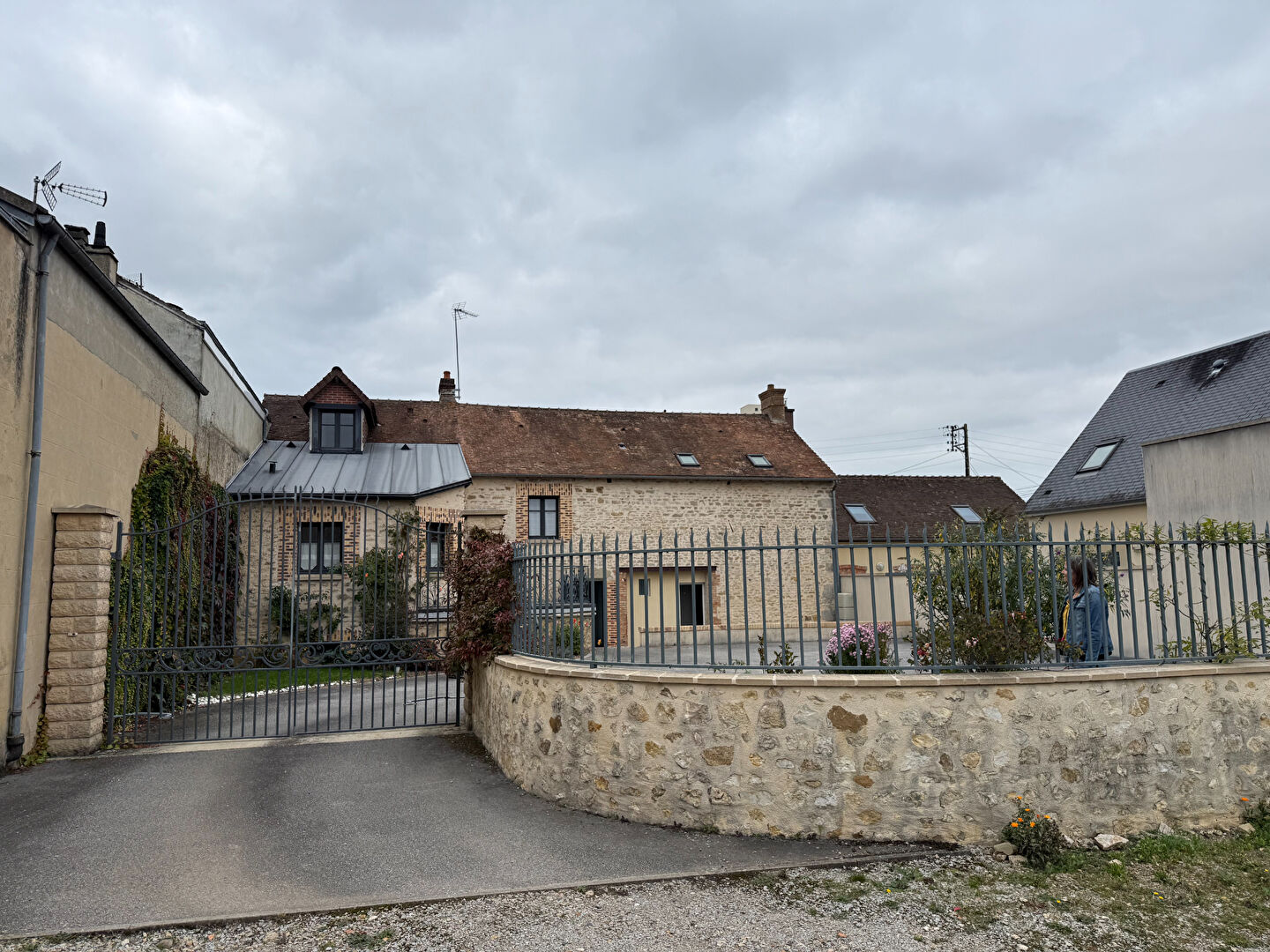 MAGNIFIQUE MAISON EN PIERRE ET  UN LOCAL PROFESSIONNEL A VENDRE ALENCON PROCHE DES COMMODITES