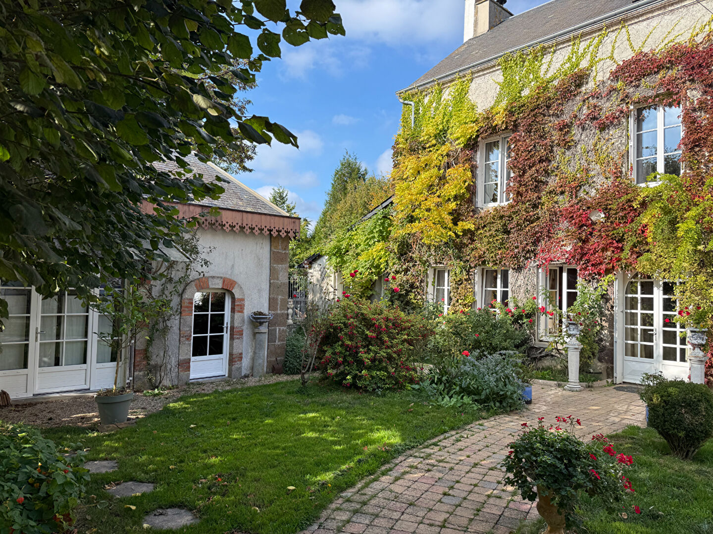 DEMEURE DU XIX ème ET SON PAVILLON A VENDRE  PROCHE DE FRESNAY SUR SARTHE