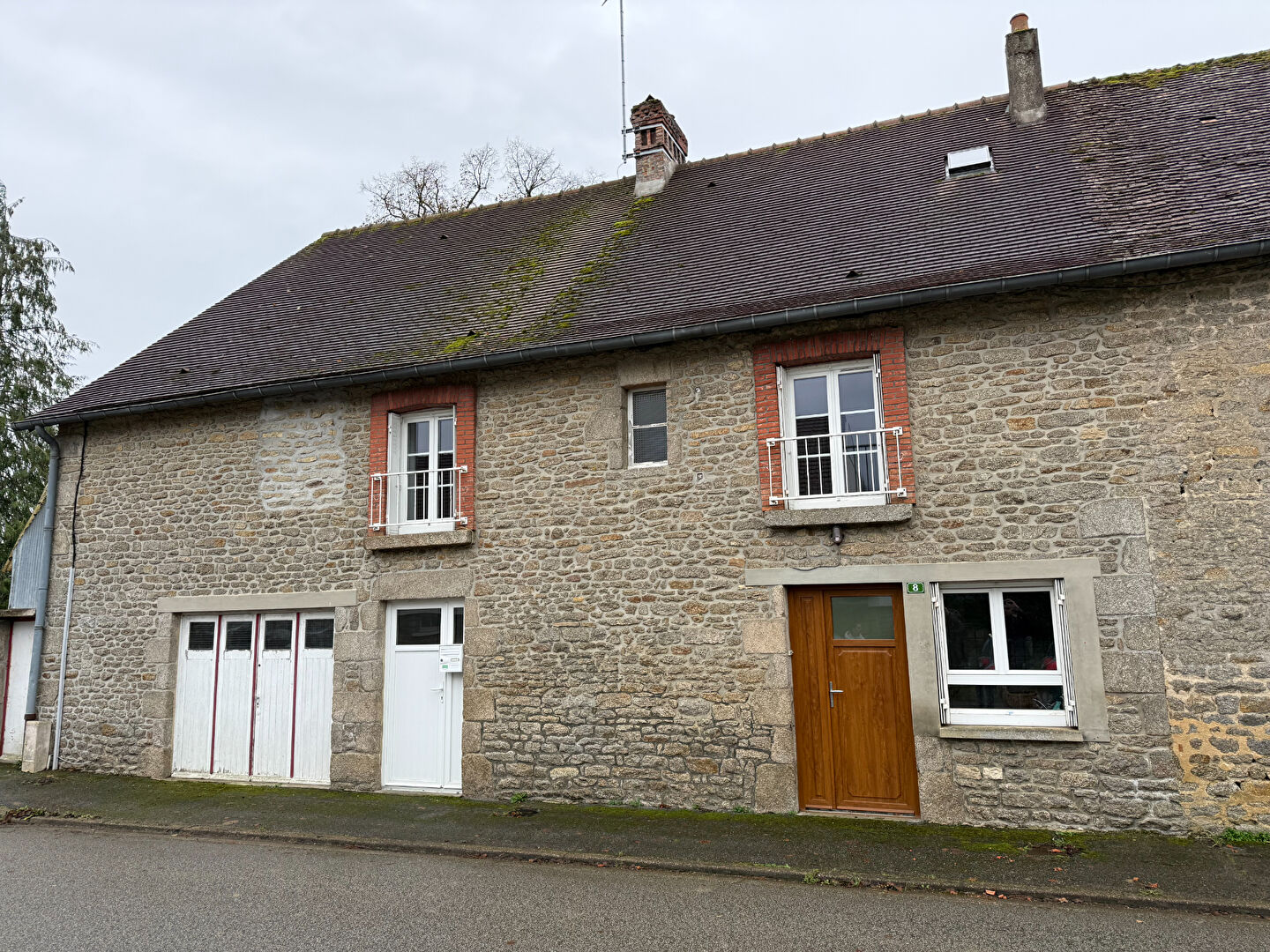 MAISON EN PIERRE A VENDRE PERIPHERIE DE DAMIGNY 3 CHAMBRES