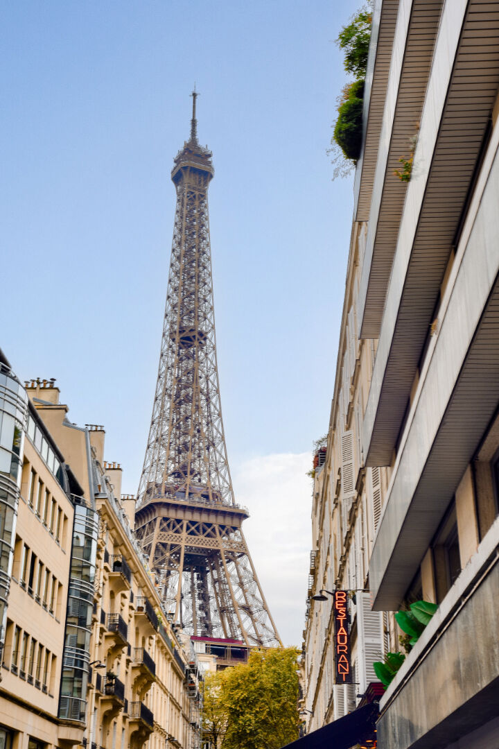 Rare sur le marché ! Lumineux avec balconnet au pied de la Tour Eiffel!