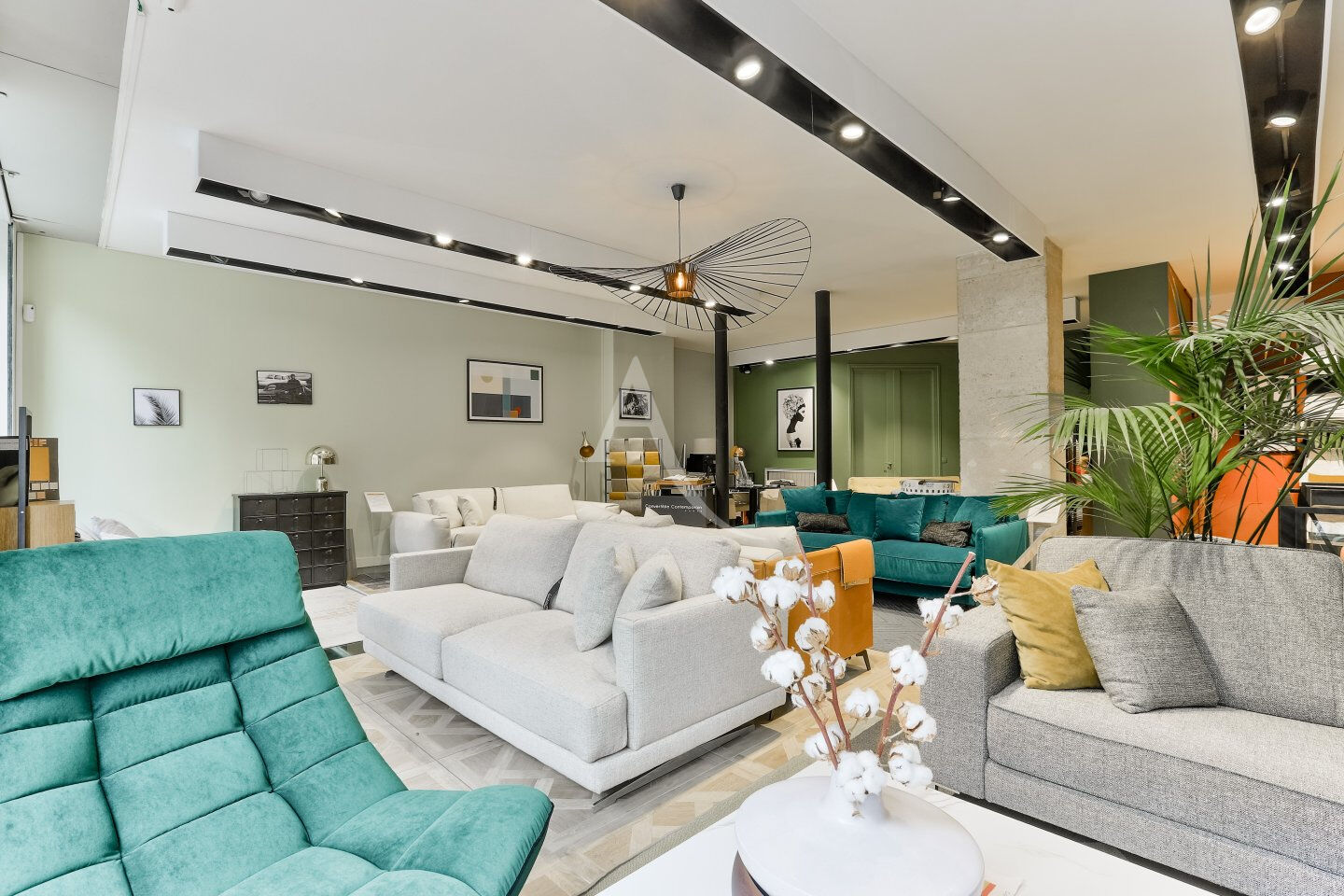 Photo Local commercial de Prestige à deux pas du Triangle d'Or image 2/6