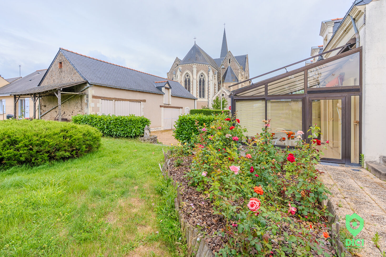 Maison de charme 144 m² et dépendance de 70 m² au coeur de Mozé-sur-Louet