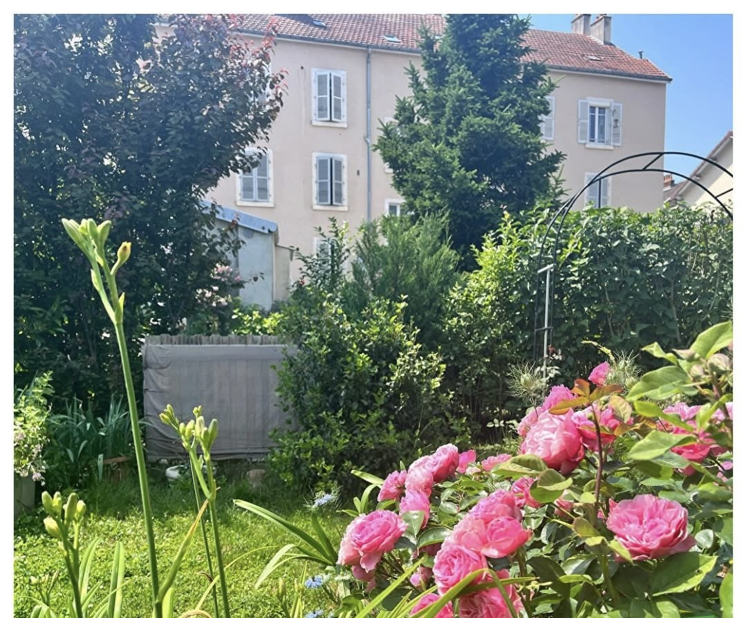 Appartement centre-ville avec garage, greniers, cave et jardin privatif