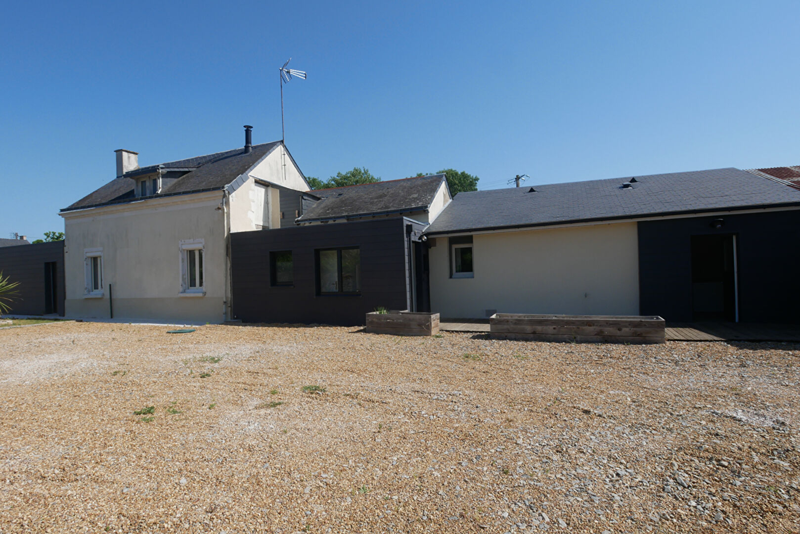 EXCLUSIVITE SEICHES-SUR-LE-LOIR - Maison ancienne rénovée de plain-pied sur une parcelle de 1 370 m²