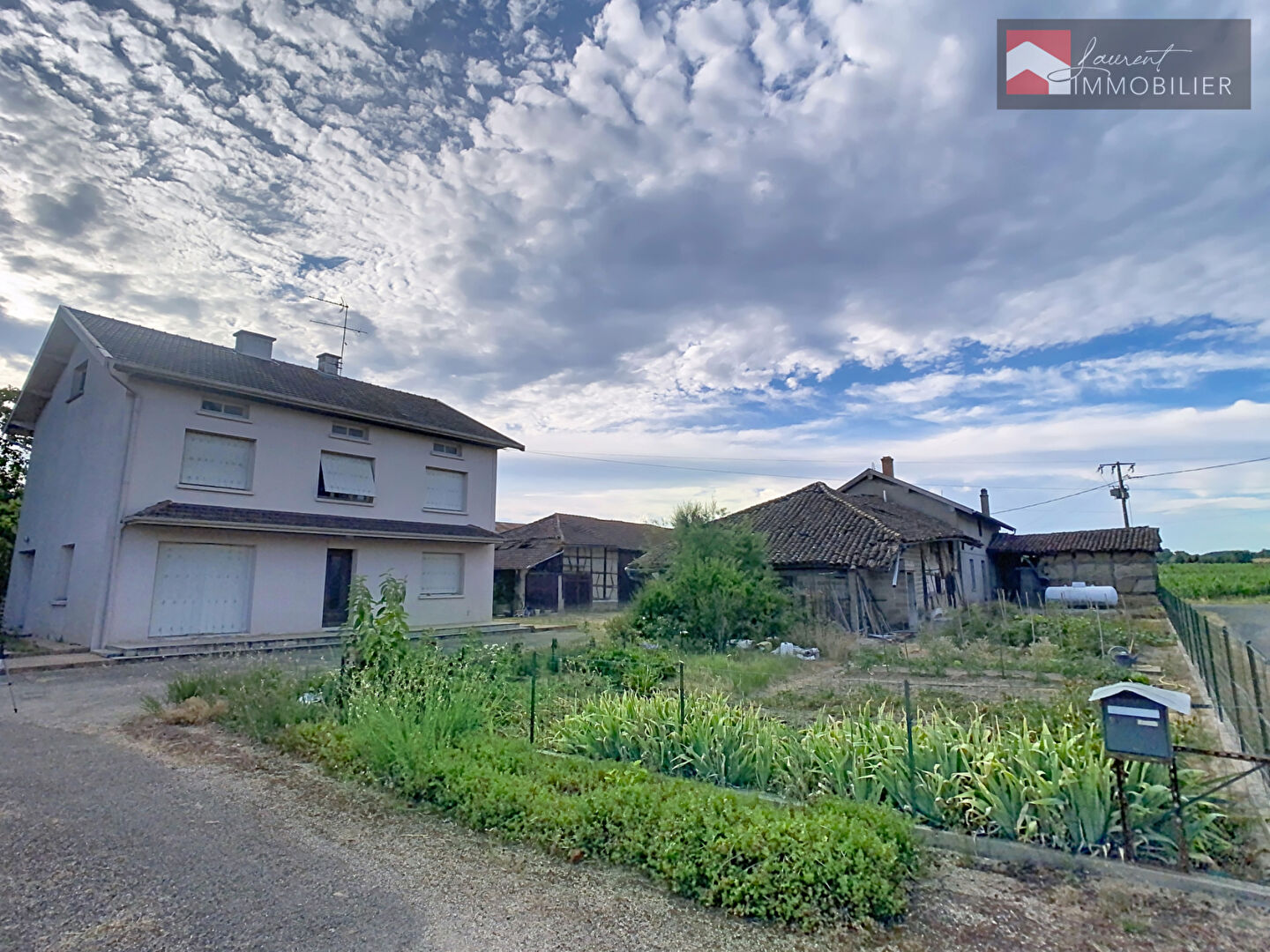 Ensemble immobilier avec maison d'habitation, ancienne ferme, nombreuses dépendances et terrain de 6 236 m²