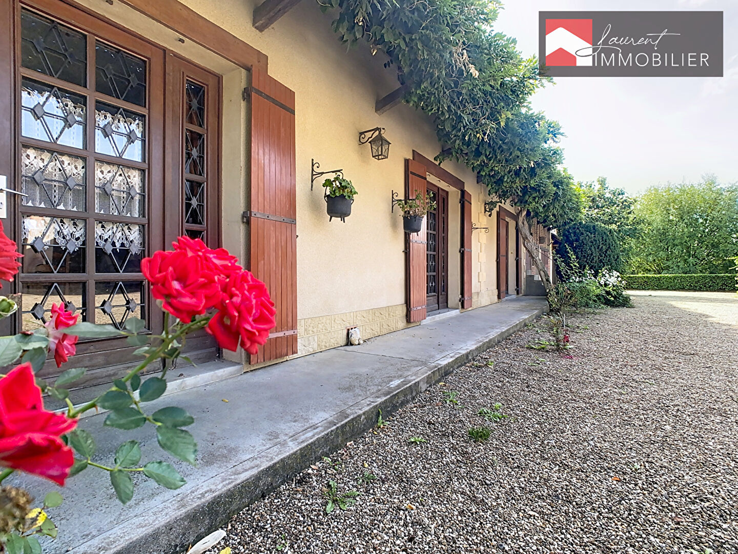 FRONTENARD à Vendre - ensemble immobilier avec 3 Hectares de terres agricoles, bâtiment d'exploitation et deux habitations.