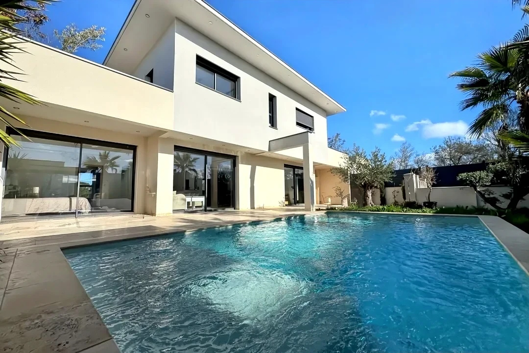 Maison Entraigues Sur La Sorgue 9 pièce(s) 200 m2