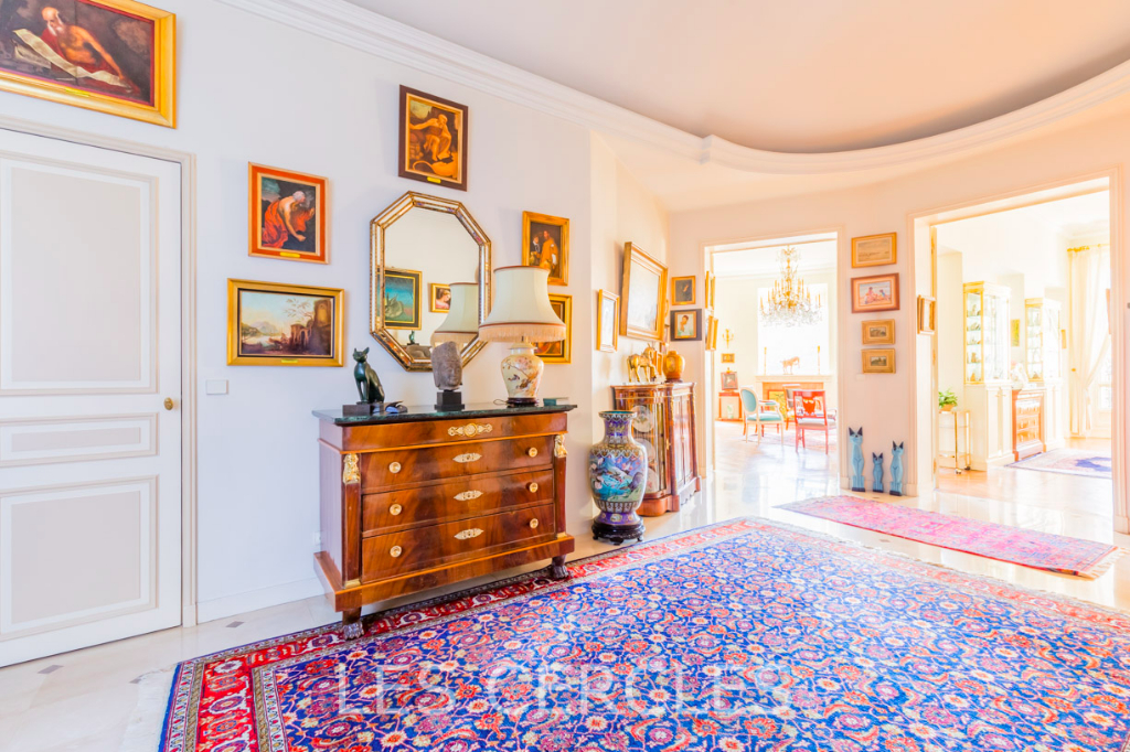 Agence les Cercles - Le Vésinet -
Vente en Viager - Appartement 8 pièces de 278 m² plus un studio de 15 m²