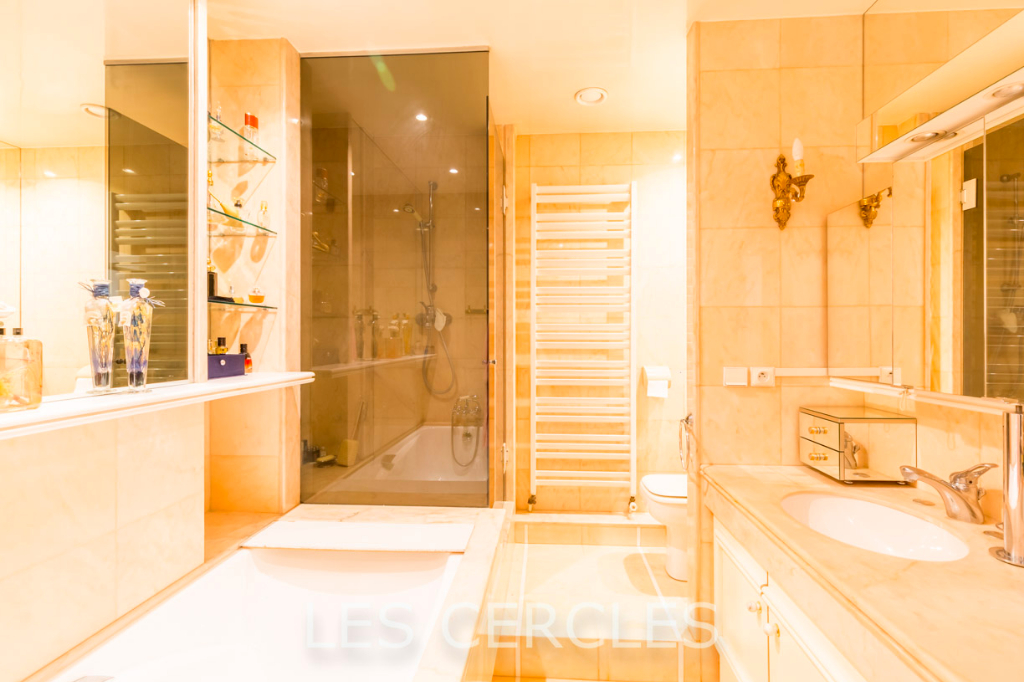 Agence les Cercles - Le Vésinet -
Vente en Viager - Appartement 8 pièces de 278 m² plus un studio de 15 m²