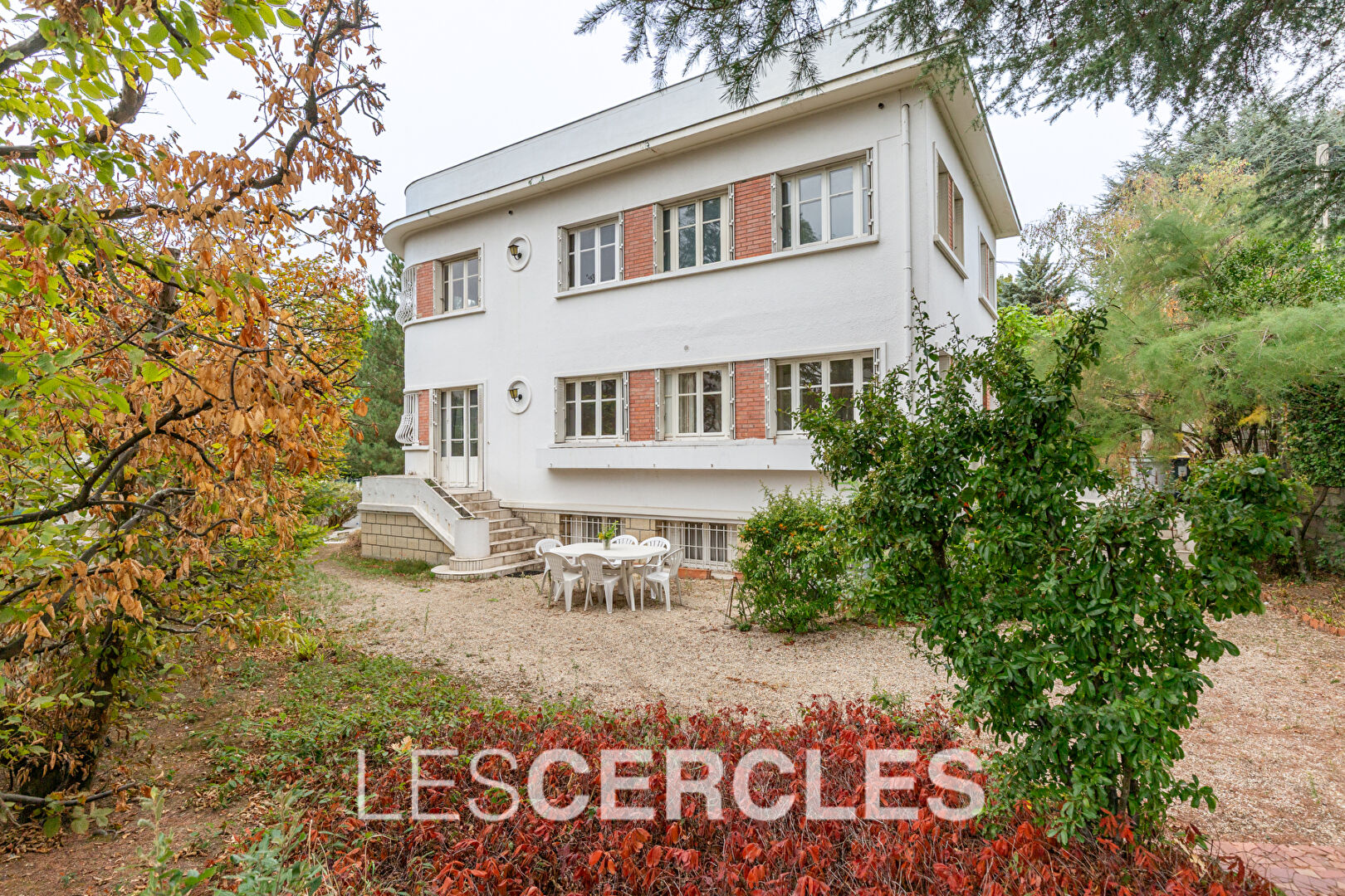 Agence immobilière Le Vésinet - Maison 8 pièces de 157 m² - CHATOU Agence immobilière Le Vésinet - Maison 8 pièces de 157 m² - CHATOU