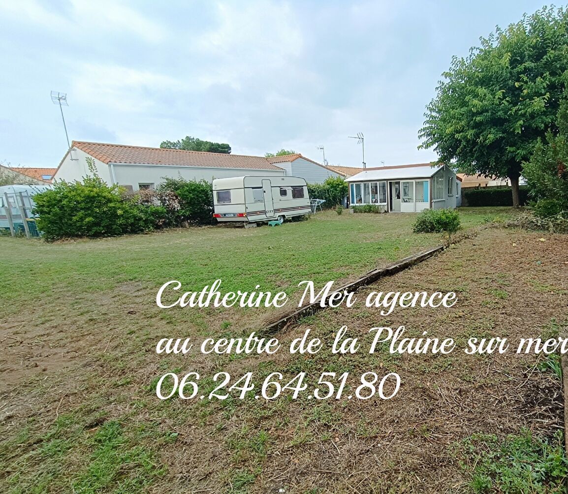 LA PLAINE SUR MER, Terrain constructible viabilisé avec maisonnette proche mer
