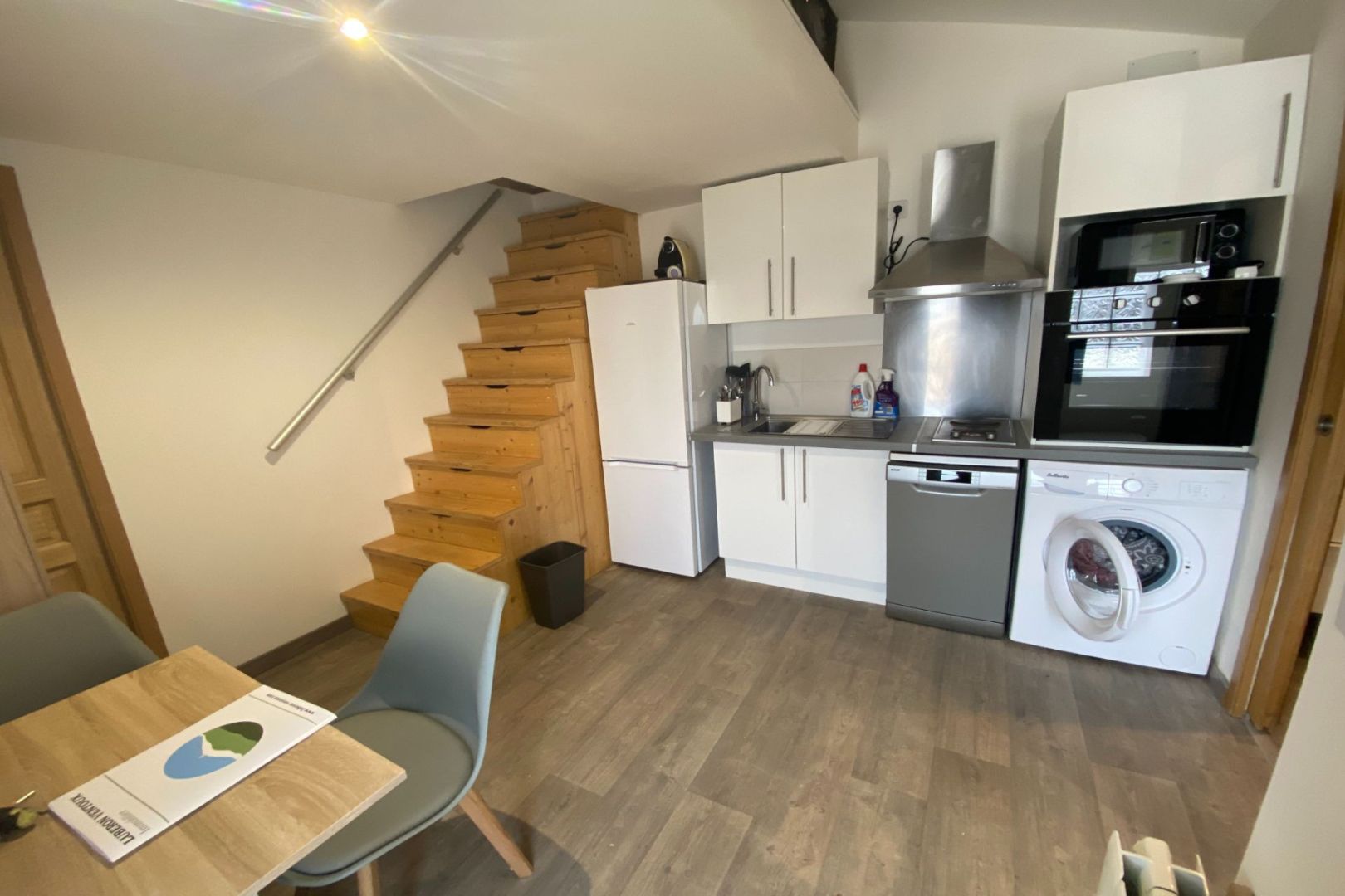 STUDIO MEUBLE AVEC MEZZANINE MAZAN - PARKING