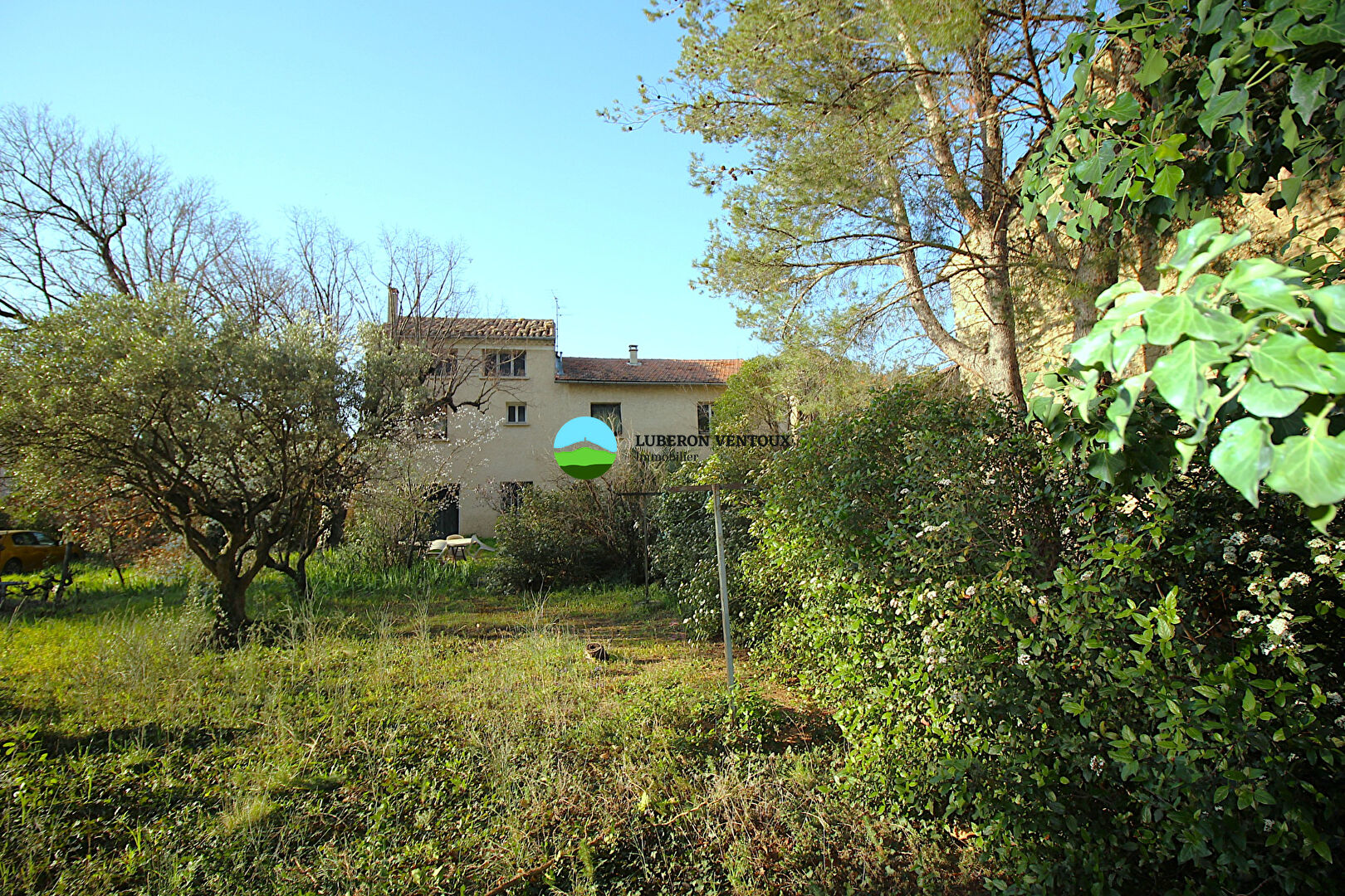 Maison avec garage sur 886 m²  proche du centre