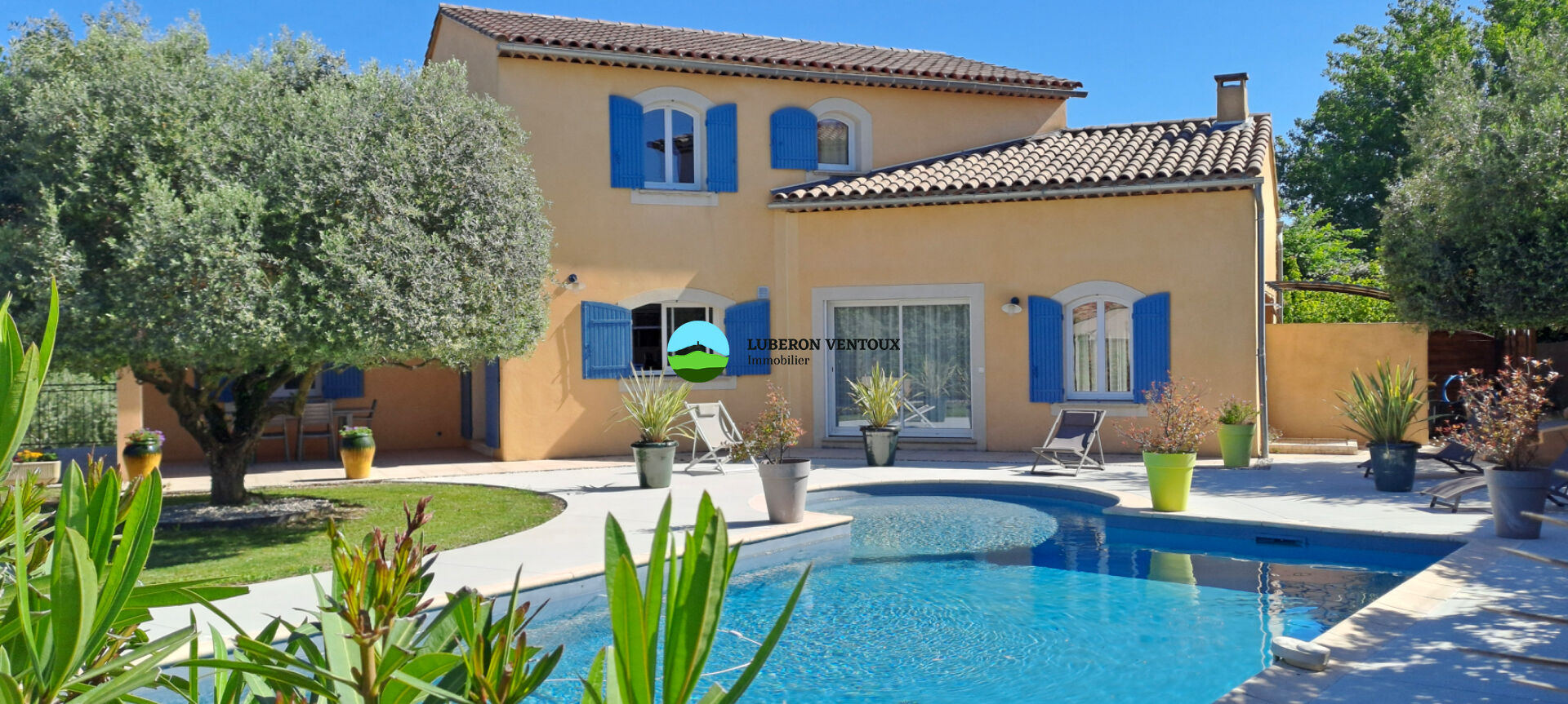 Saint Didier, maison 5 chambres, jardin avec piscine dans le centre village.