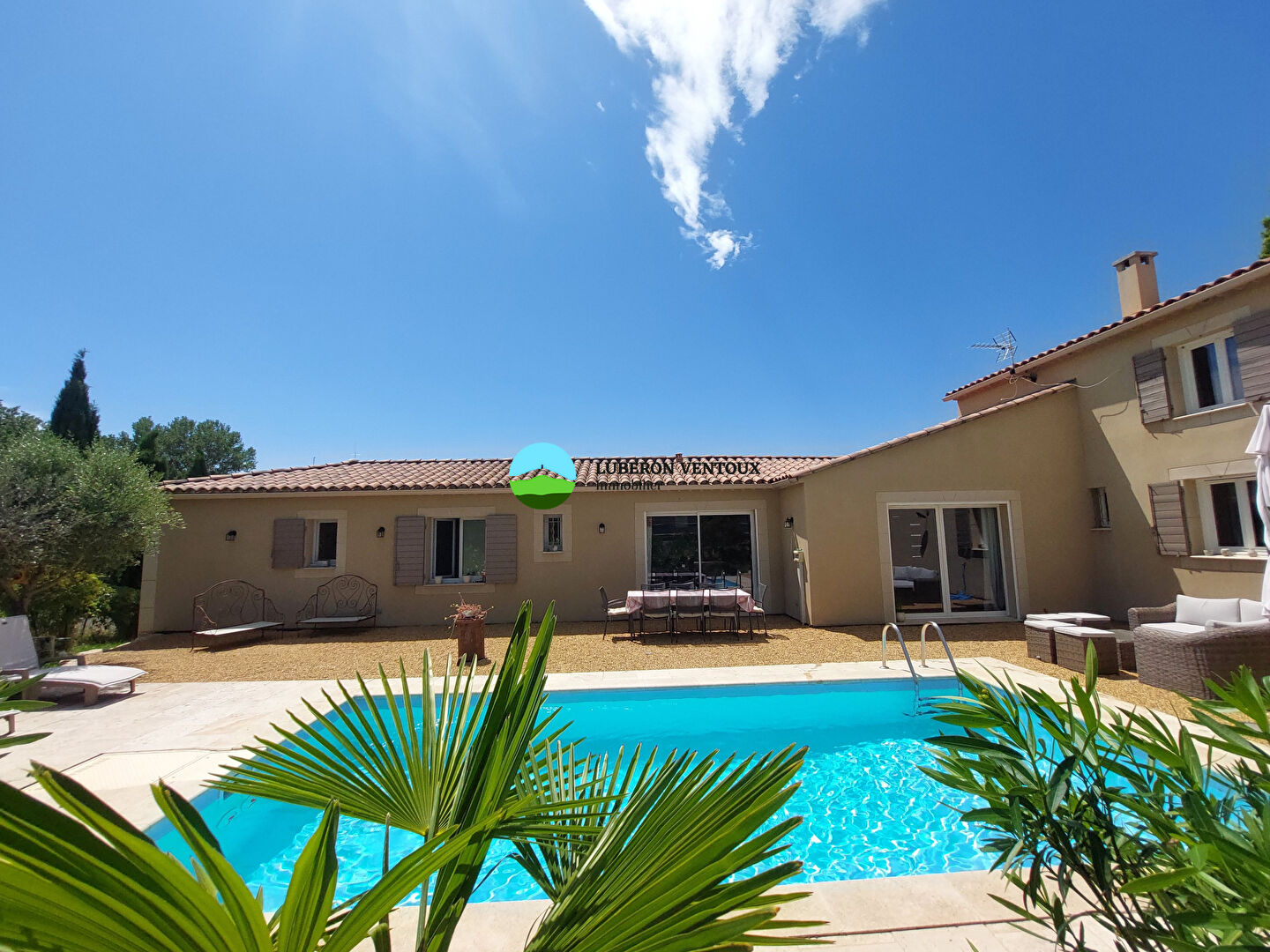 Malaucène superbe maison de 186 m² avec surface professionnelle d'env. 100 m².