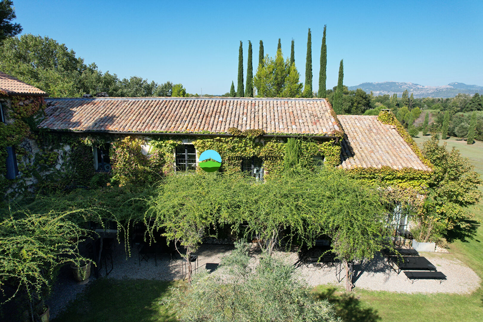 Proche Avignon. Propriété avec hébergement touristique de prestige.