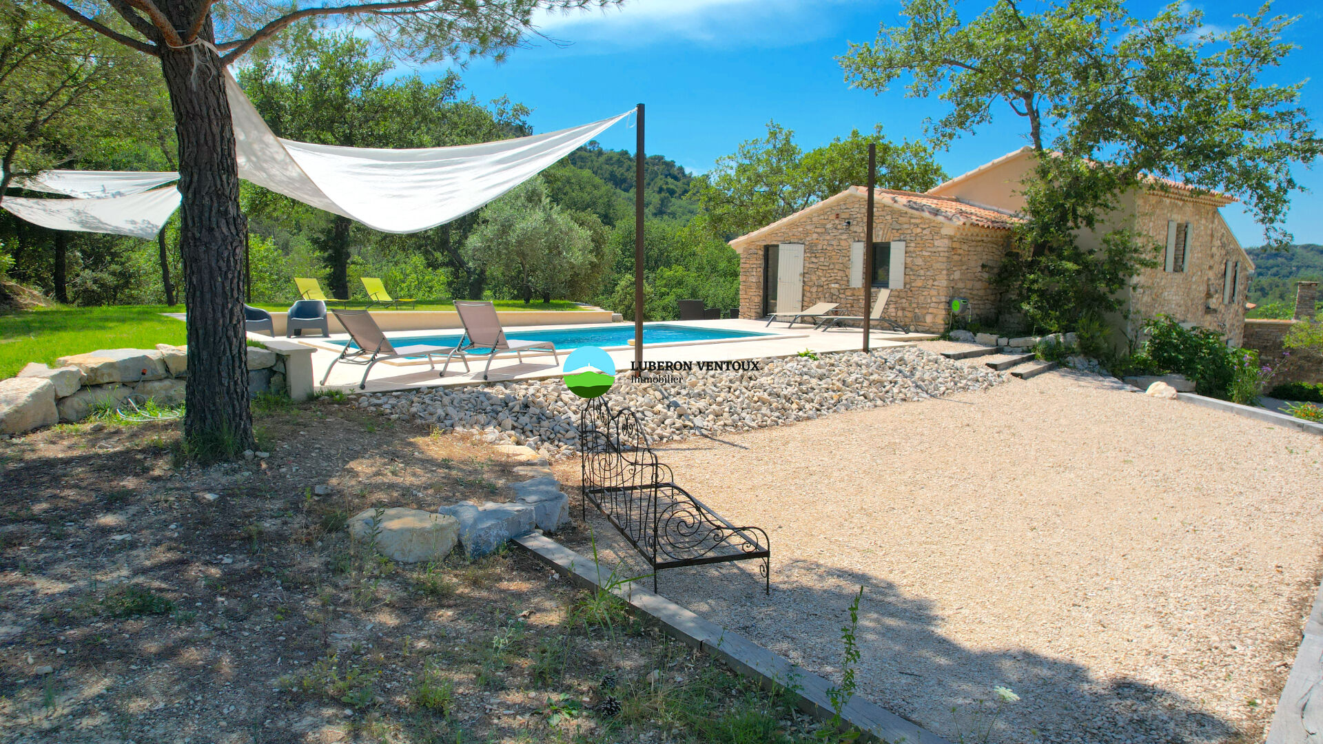 Photo MAS EN PIERRE 225 m² sur plus d'un hectare de terrain arboré avec piscine et gîte. image 2/6