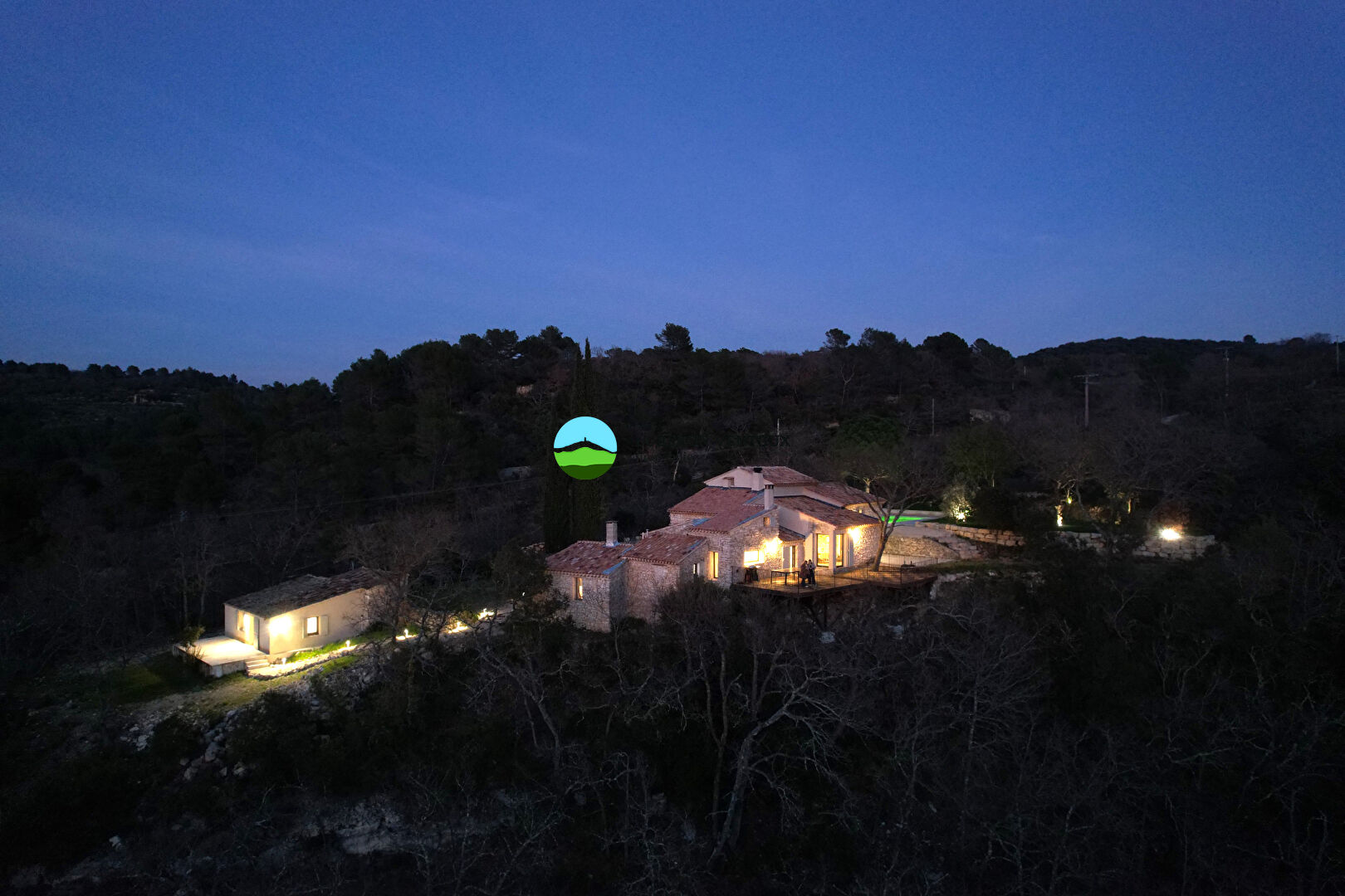 Photo MAS EN PIERRE 225 m² sur plus d'un hectare de terrain arboré avec piscine et gîte. image 3/6