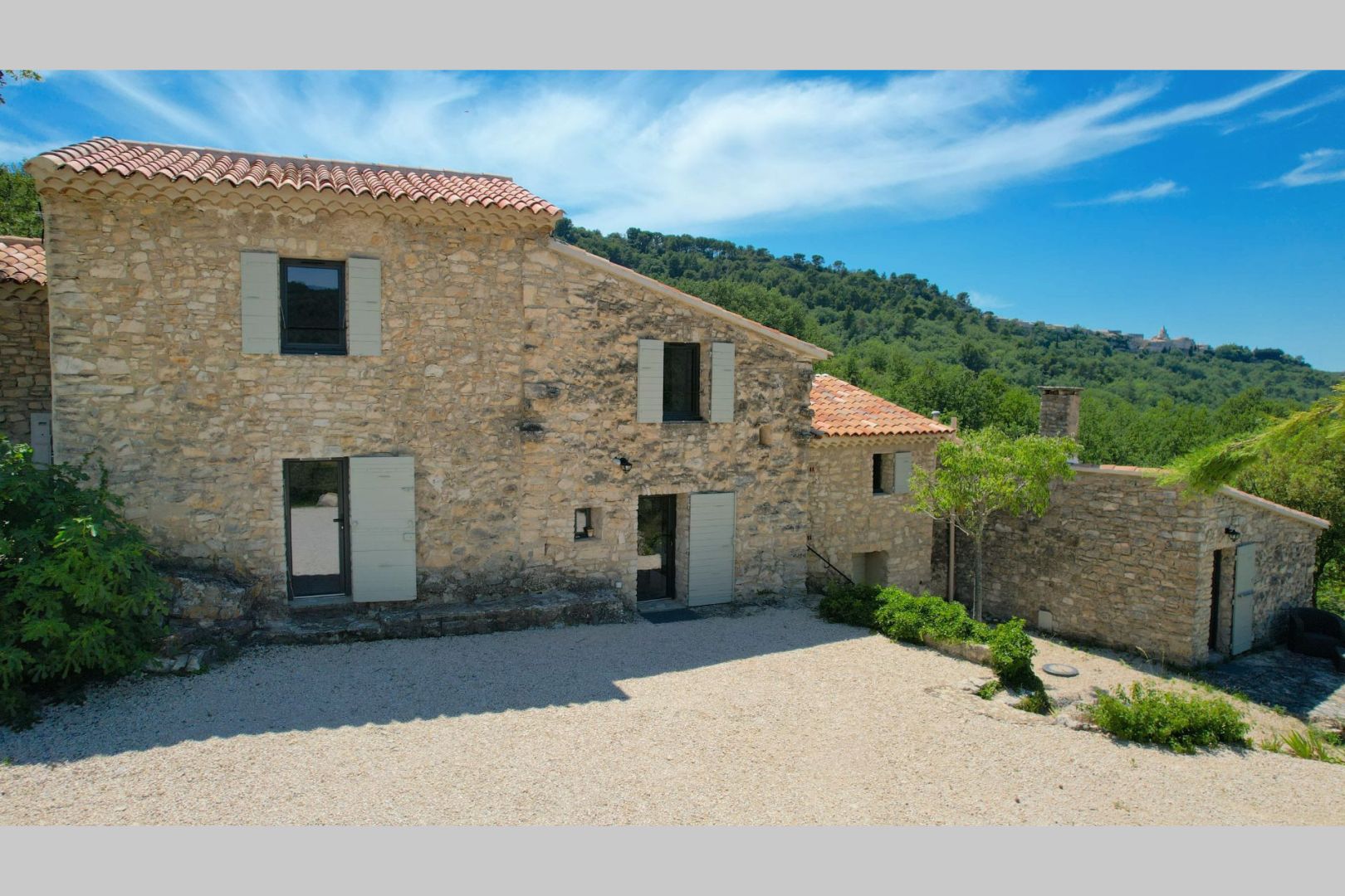 Photo MAS EN PIERRE 225 m² sur plus d'un hectare de terrain arboré avec piscine et gîte. image 5/6