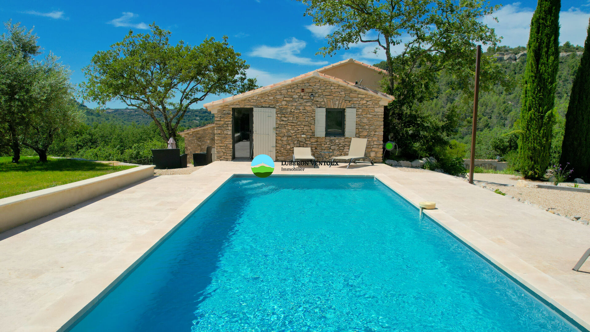 Photo MAS EN PIERRE 225 m² sur plus d'un hectare de terrain arboré avec piscine et gîte. image 6/6