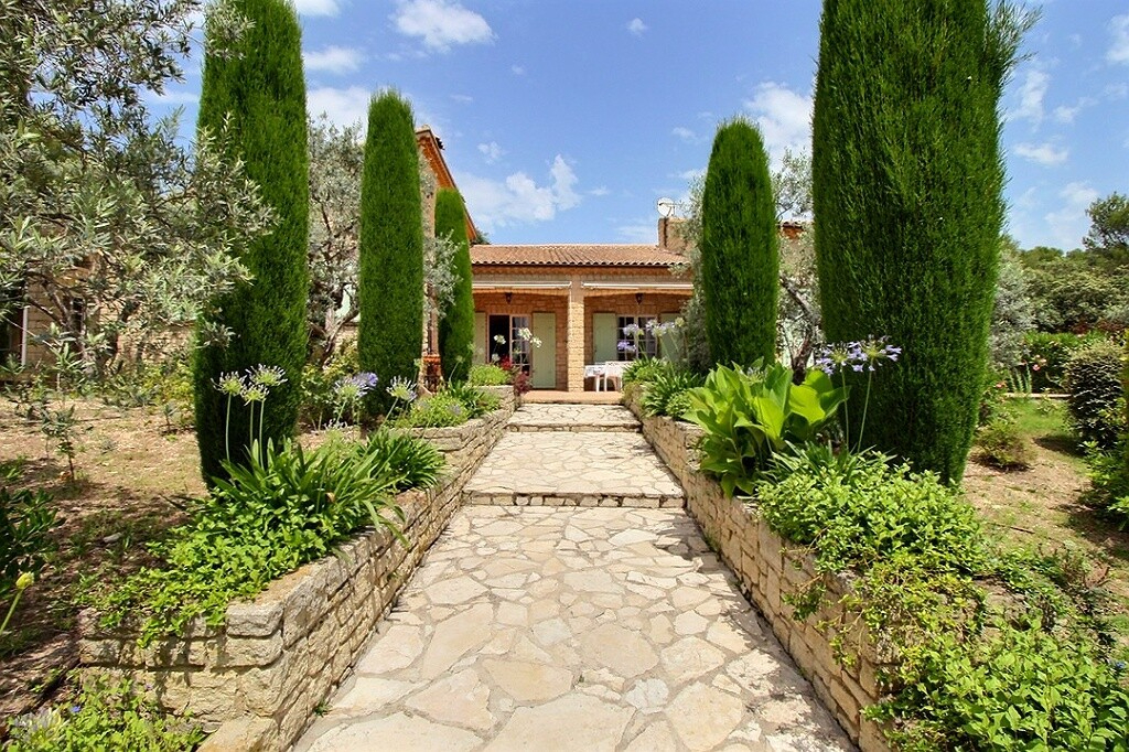 CRILLON LE BRAVE, spacieuse maison en pierres avec parc paysagé et piscine.