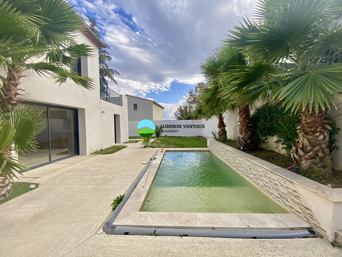 Caromb, grande maison 4 chambres avec garage et piscine