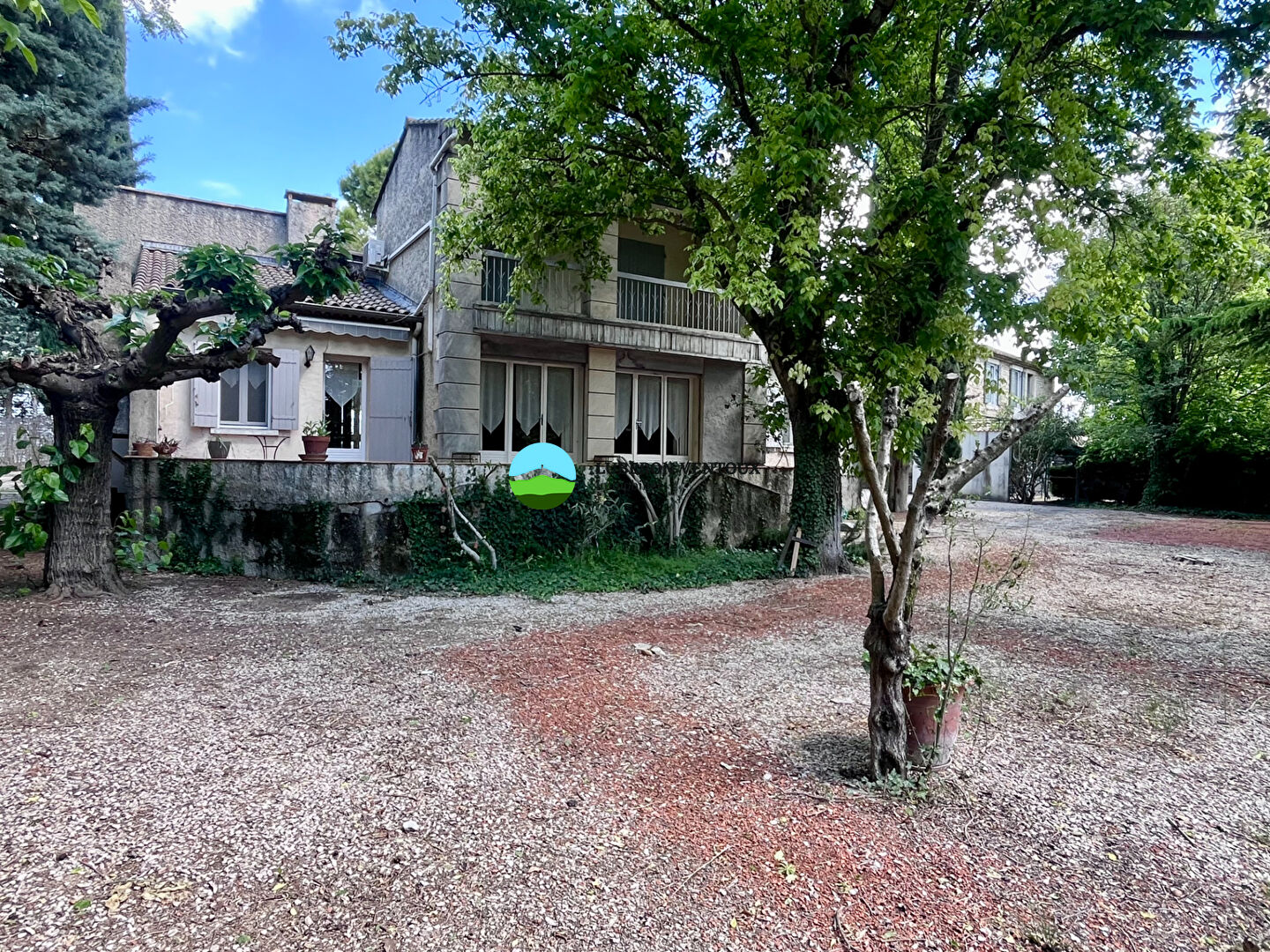 Maison  5 pièces 147 m²  et  sur  1298 m² de terrain avec dépendances