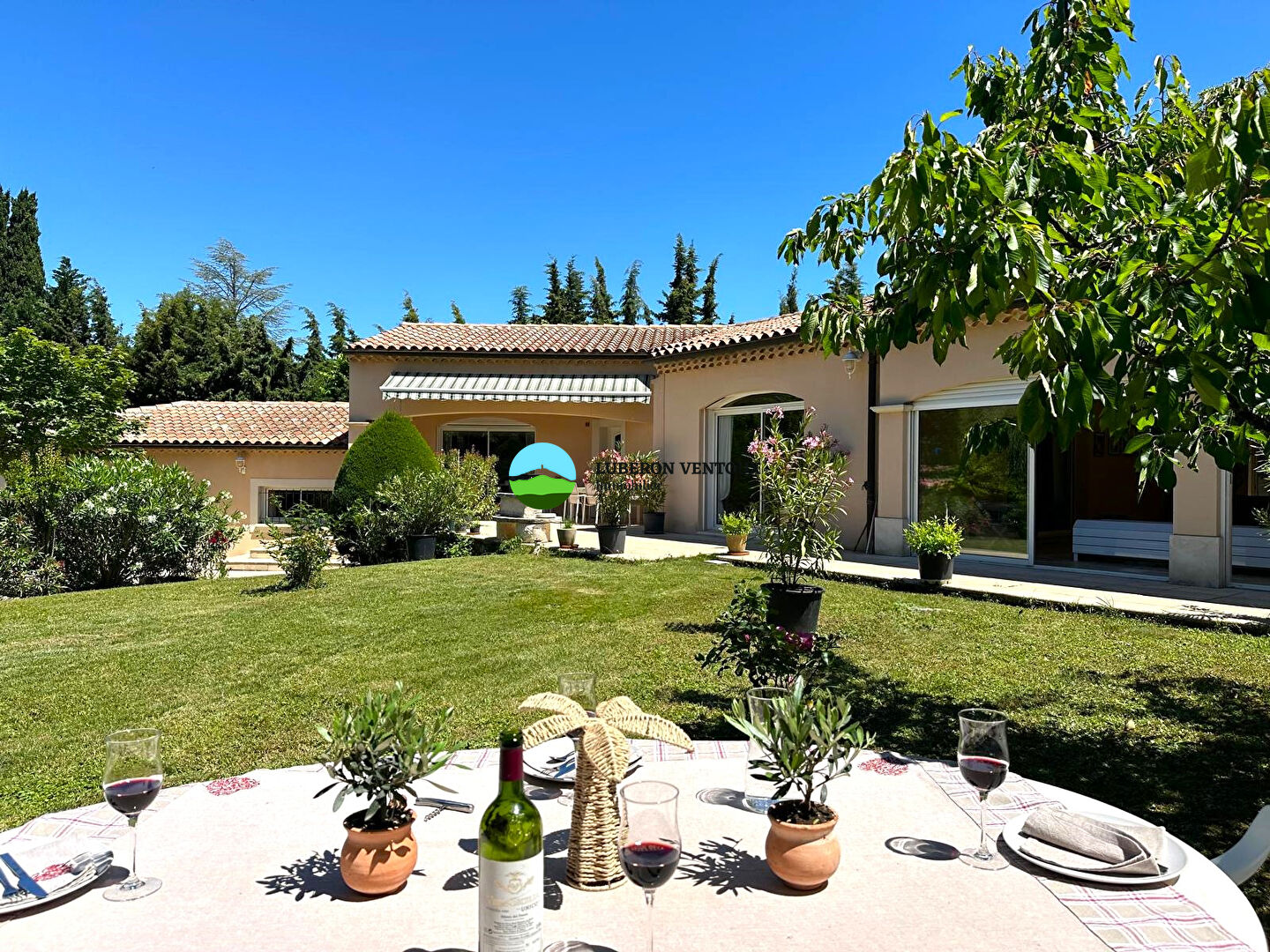 Malaucène, dans le village, incroyable maison 4 chambres avec piscine couverte