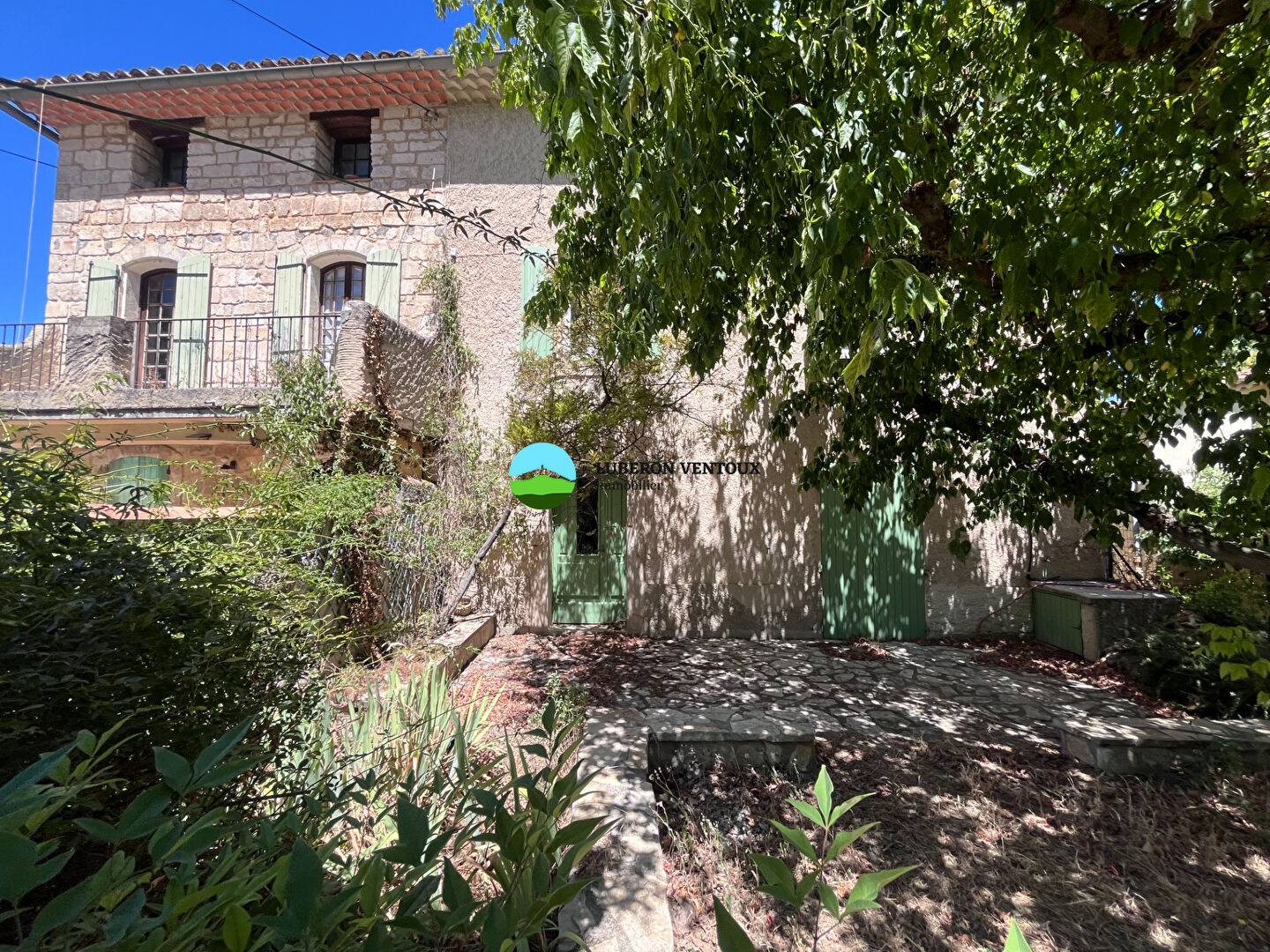 Pernes Les Fontaines Maison de ville 365 m²  et 100 m² de garages sur 560 m² de terrain