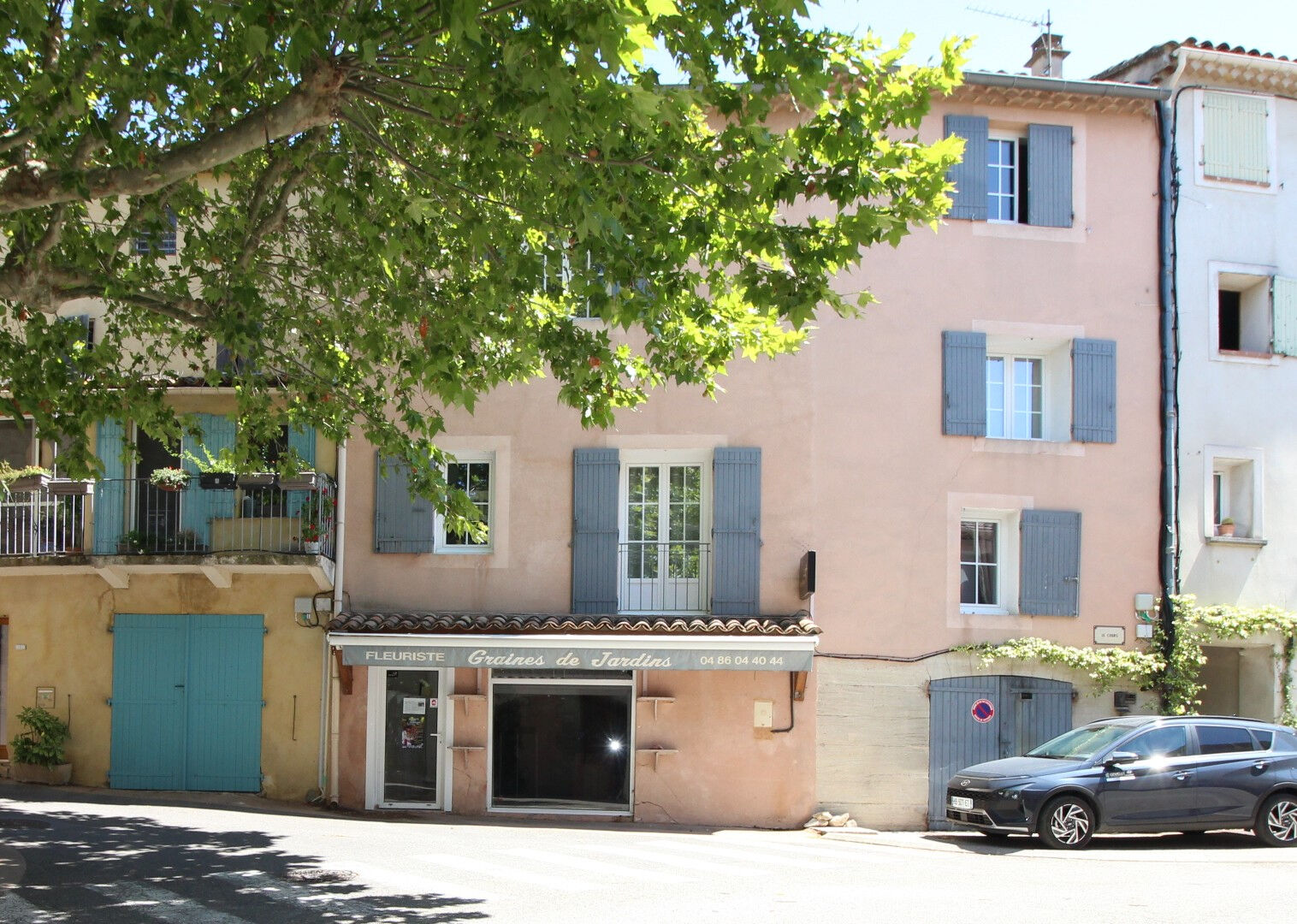 Maison de charme au coeur de Mormoiron avec local commercial et appartement indépendant