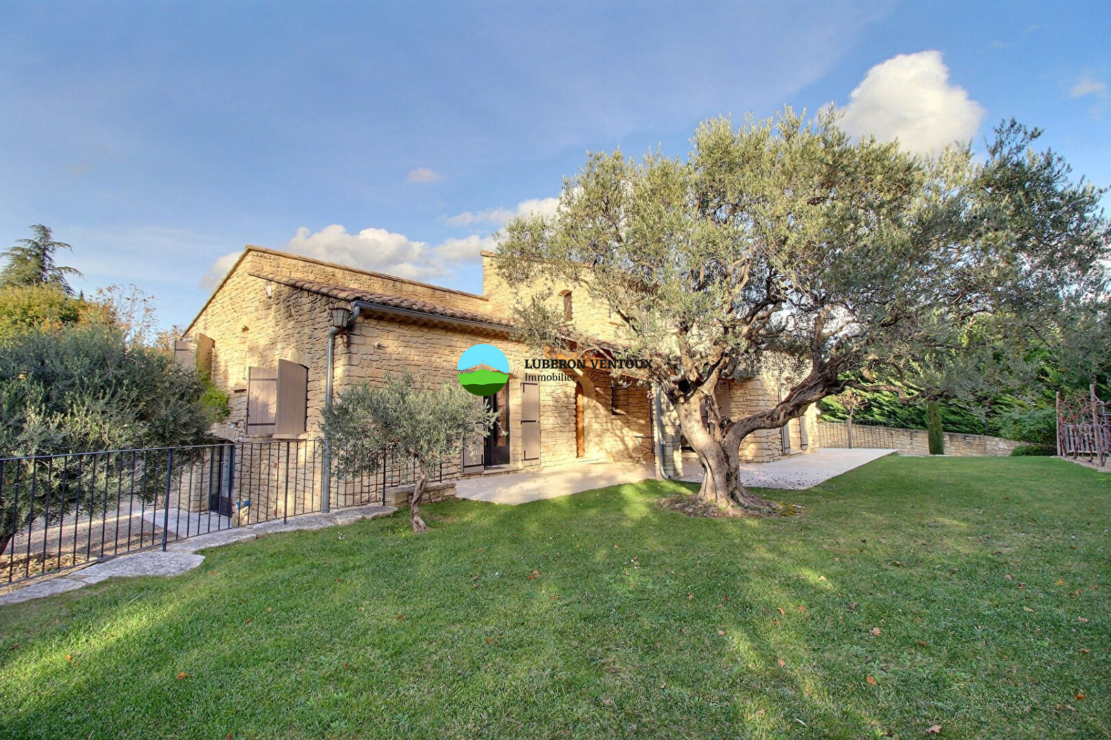 Superbe maison en pierre rénovée avec des prestations haut de gamme.