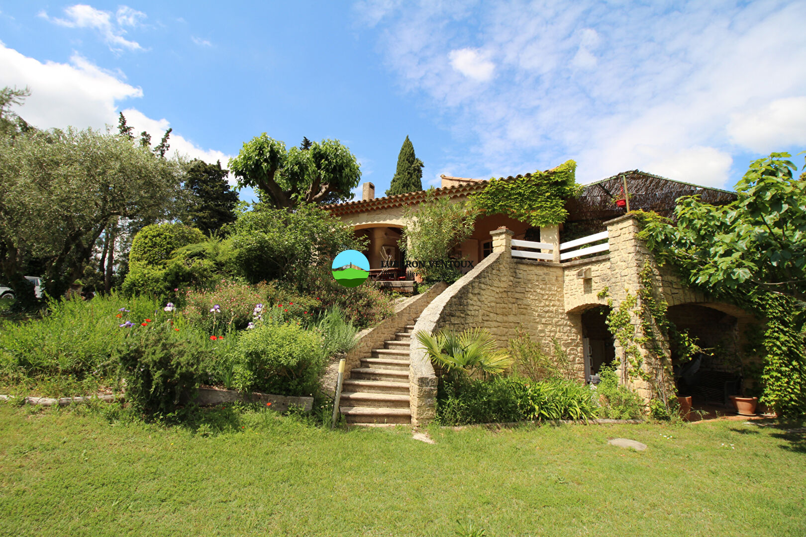 Photo Maison de caractère aux beaux volumes avec vue panoramique au calme image 2/6