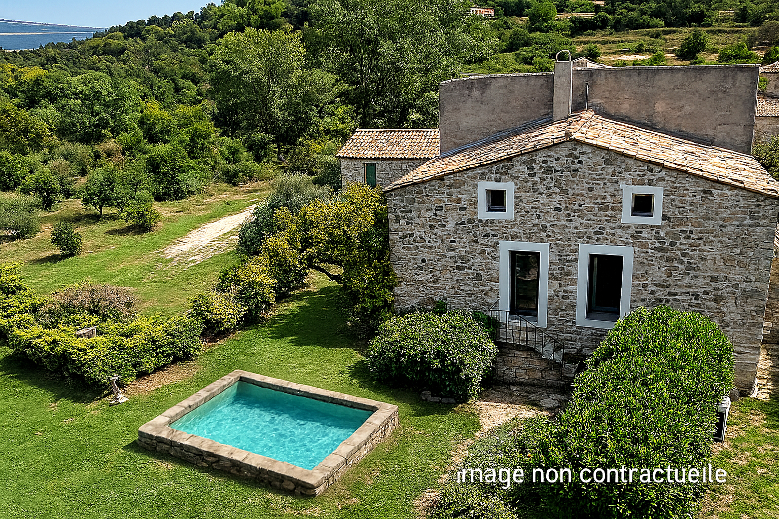 En exclusivité à Saint Pierre de Vassols, maison de caractère entièrement rénovée.