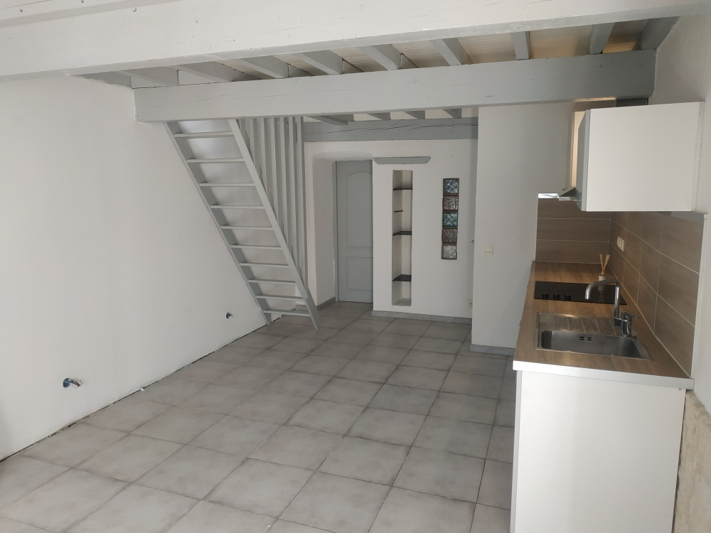 A LOUER MAISON DE VILLAGE AVEC  1 CHAMBRE ET MEZZANINE SUR SAINT DIDIER