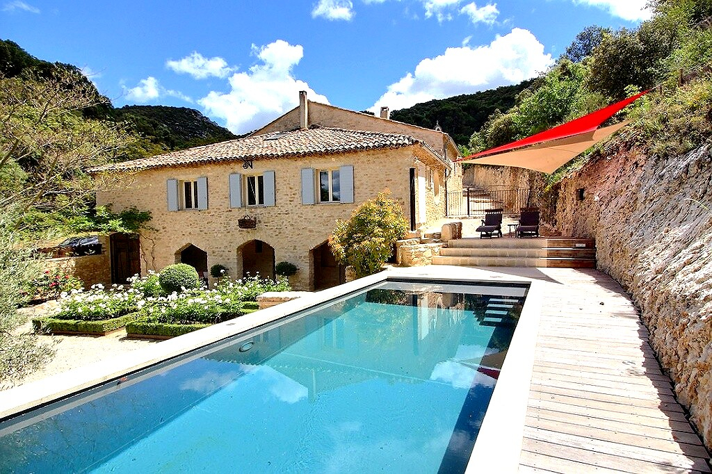 À vendre propriété en pierre de 336 m² sur 4 hectares, Provence, Saint Didier, Le Beaucet.