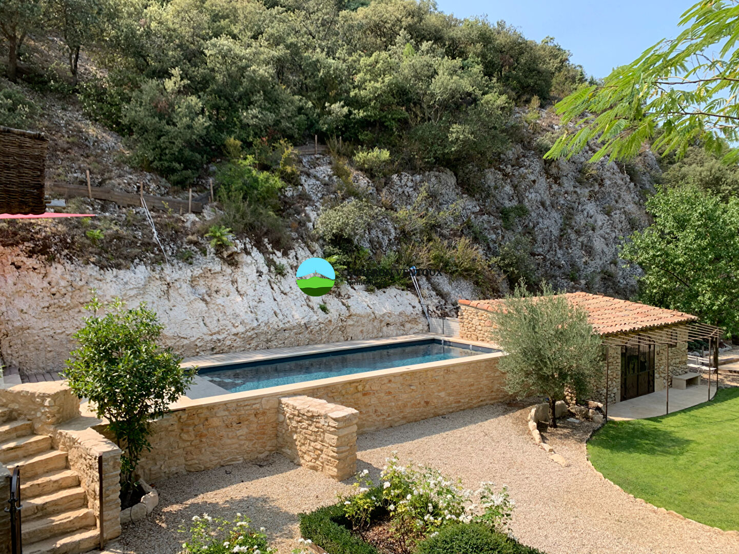 Photo À vendre propriété en pierre de 336 m² sur 4 hectares, Provence, Saint Didier, Le Beaucet. image 3/6