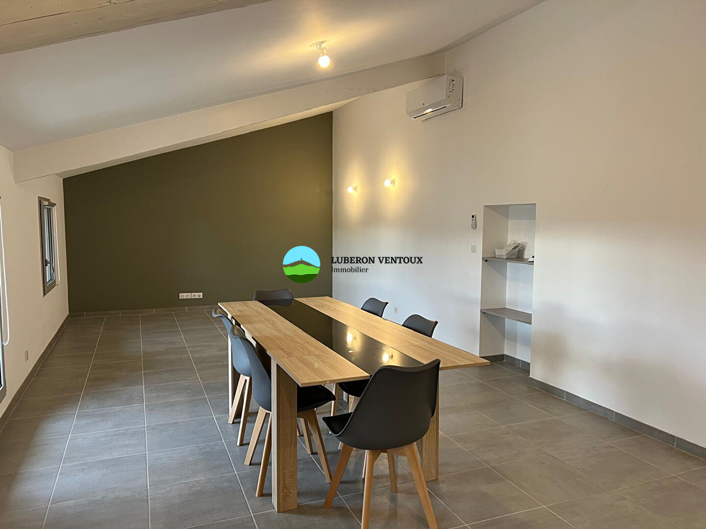 A LOUER APPARTEMENT MEUBLE 2 CHAMBRES BEDOIN CAVE PARKING.