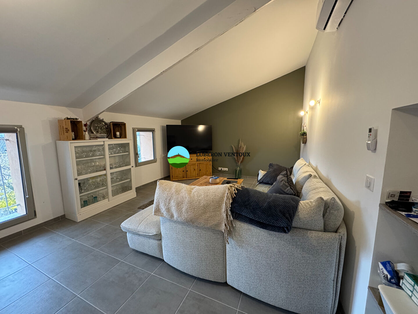 A LOUER APPARTEMENT MEUBLE 2 CHAMBRES BEDOIN CAVE PARKING.