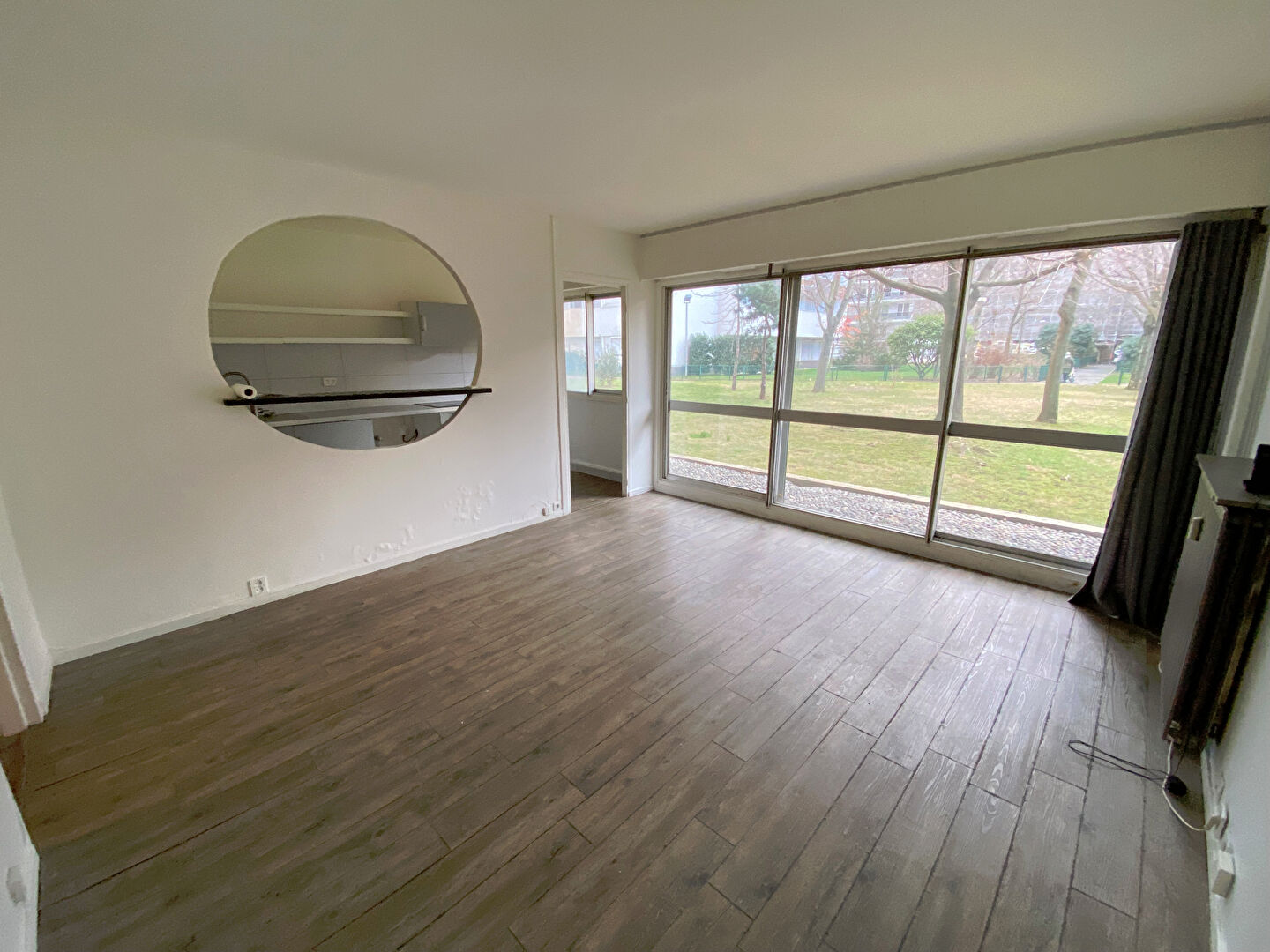 Grand studio calme et clair avec parking