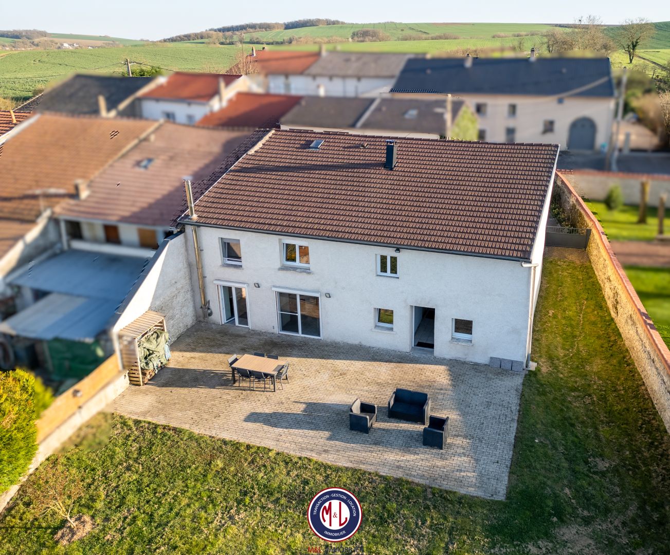 Maison 4 chambres, jardin et garage.