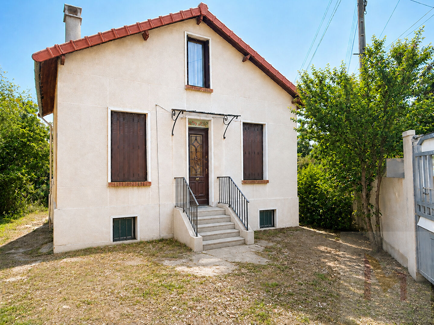 Maison 4 pièces avec sous-sol et jardin.