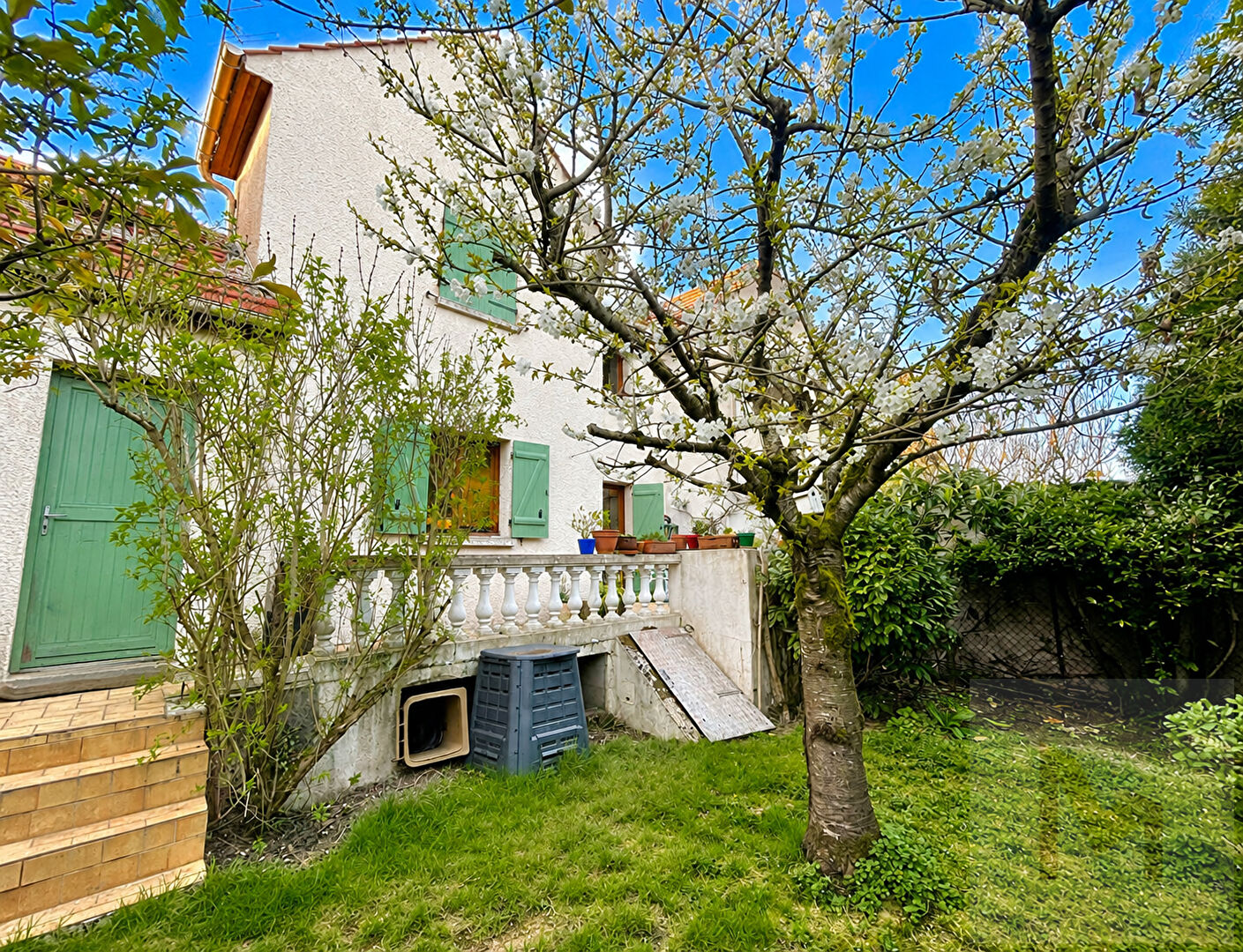 Charmante maison 5 pièces sur une parcelle de 217 m², au calme absolu.