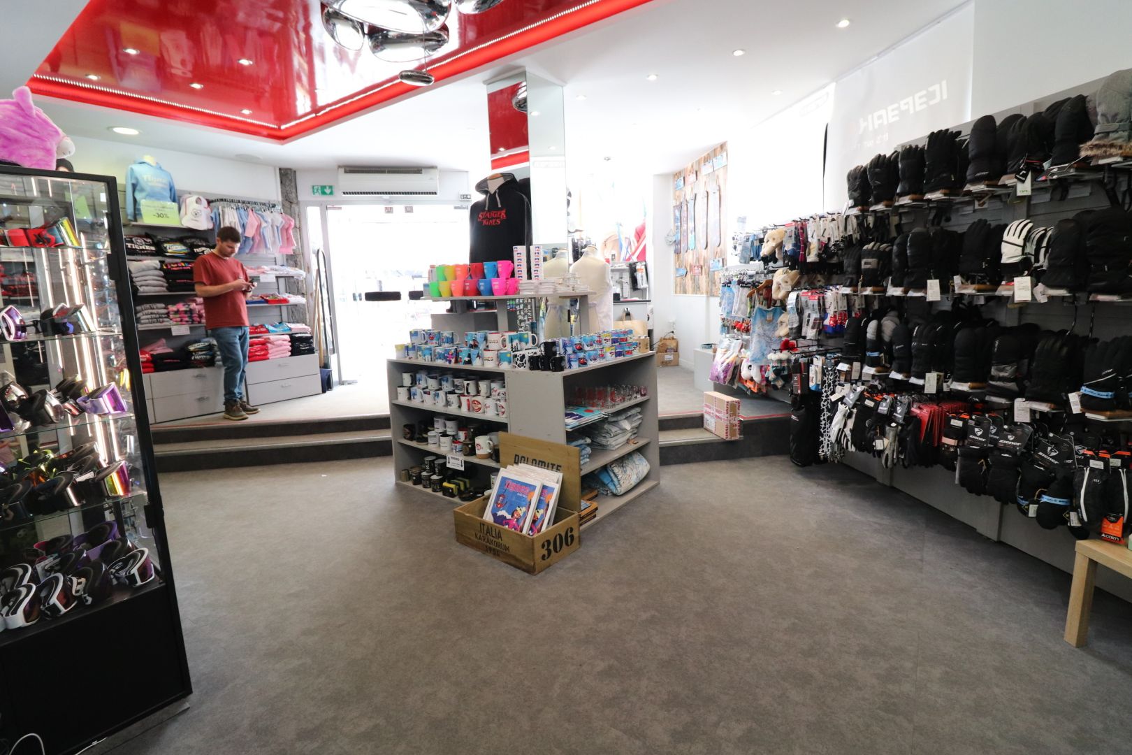 Photo Fonds de commerce de 150 m² + réserve de 100 m²  - Emplacement excellent image 3/6