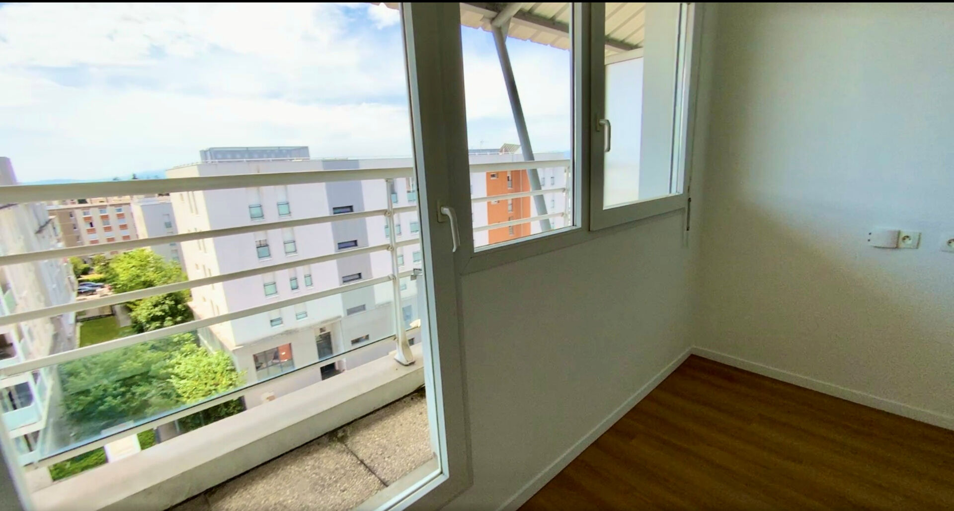 Photo Studio de 18.09 m² Balcon  Bron 69500 image 2/6